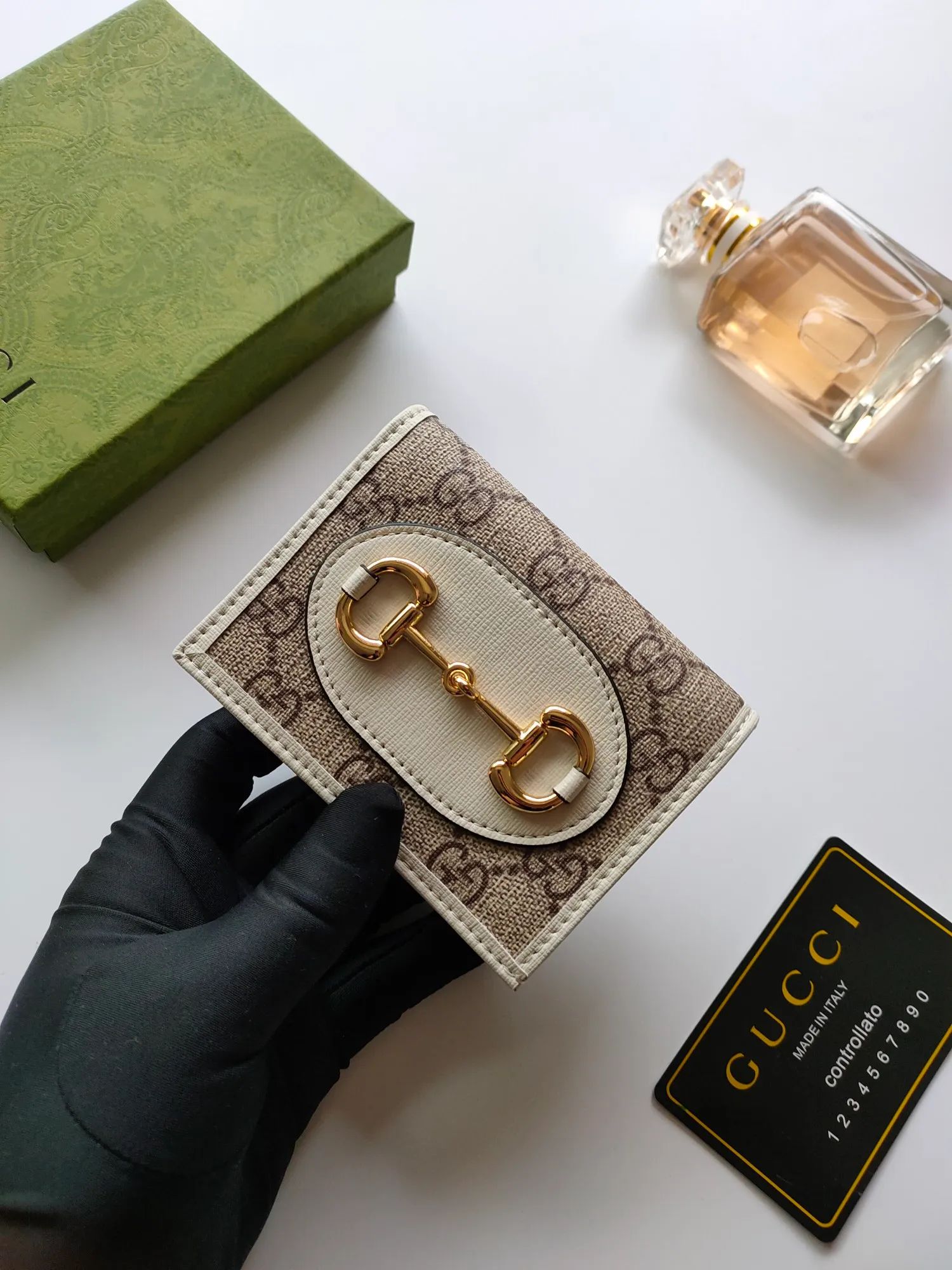 💰140💰🇭🇺 In the 2020 spring and summer series🐡🐡newly launched Gucci is made of GG Supreme high-end artificial canvas and brown leather 🐡🐡1955 Horsebit Card Holder This series adopts the same double ring and long strip design as the handbag 🐡🐡This detail is inspired by the brand’s equestrian origins 🐡🐡It is one of Gucci’s classic heritage🐡🐡It is also one of the brand’s most representative symbolic elements🐡🐡Model: 621887, size: width 11x height 8.5x side width 3cm
