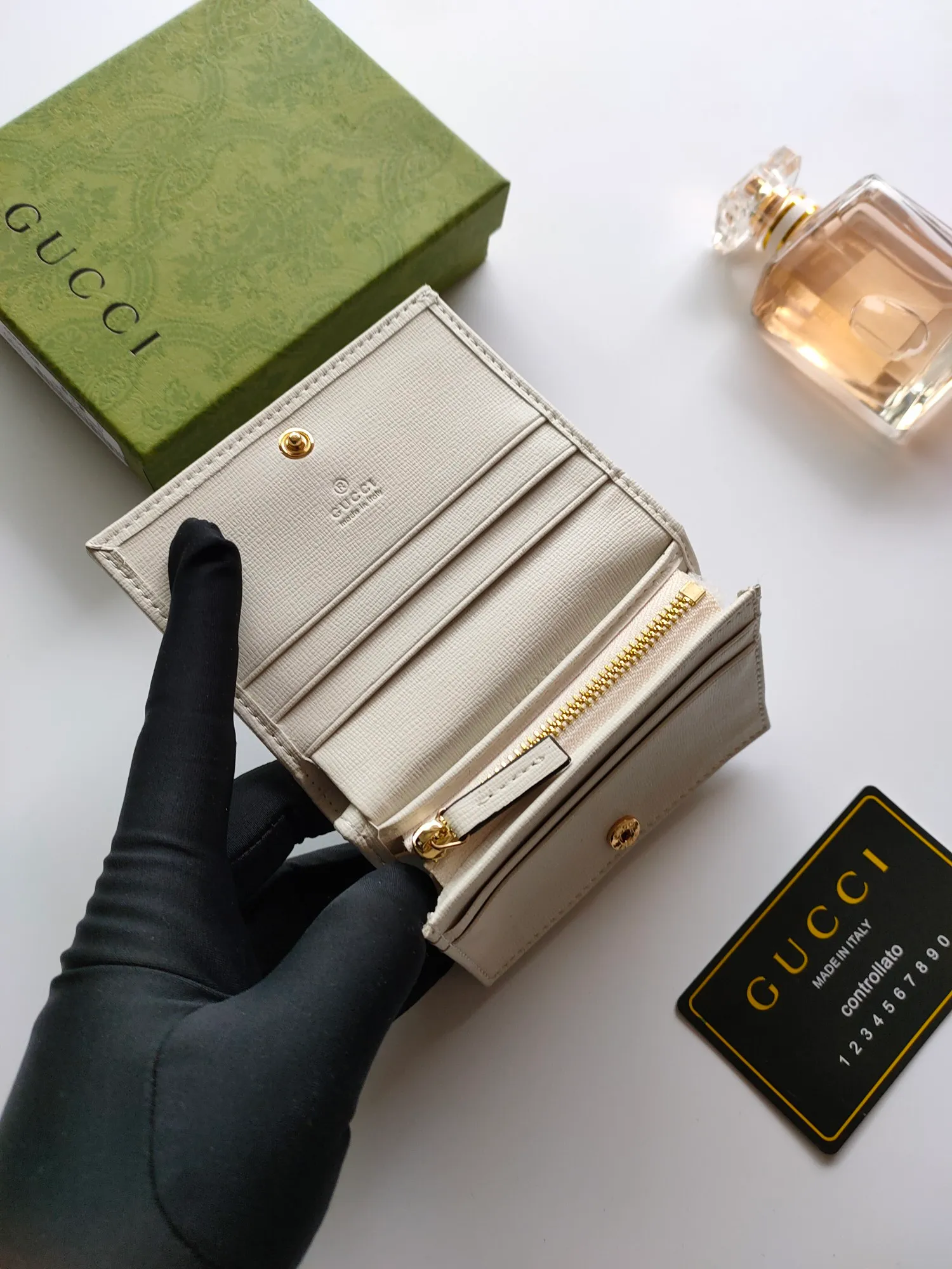 💰140💰🇭🇺 In the 2020 spring and summer series🐡🐡newly launched Gucci is made of GG Supreme high-end artificial canvas and brown leather 🐡🐡1955 Horsebit Card Holder This series adopts the same double ring and long strip design as the handbag 🐡🐡This detail is inspired by the brand’s equestrian origins 🐡🐡It is one of Gucci’s classic heritage🐡🐡It is also one of the brand’s most representative symbolic elements🐡🐡Model: 621887, size: width 11x height 8.5x side width 3cm