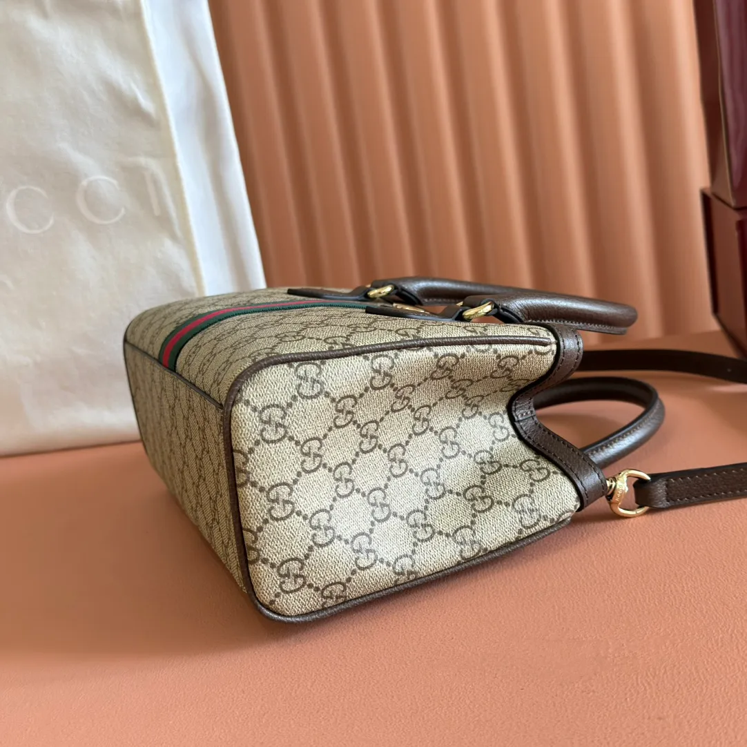 p1060💋💋💋 "With full set of original counter packaging" [New Product] The Ophidia series dazzlingly presents novel silhouettes and functions. It is ingeniously interpreted in iconic beige and brown colors to create a new bag item with soft texture. Beige and dark brown GG canvas Brown leather trim Light gold tone hardware Green cotton lining Interior: One open pocket, one middle compartment with zipped pocket Carry handles (8 cm high) Removable and adjustable leather shoulder strap (height: 47 cm to 52 cm; length: 100 cm to 111 cm) Ident.: 836840. Dimensions: 25.5cm (width) x 18cm (height) x 10.5cm (depth) Weight: approx. 0.7kg Color: Brown/PVC. Made in Italy