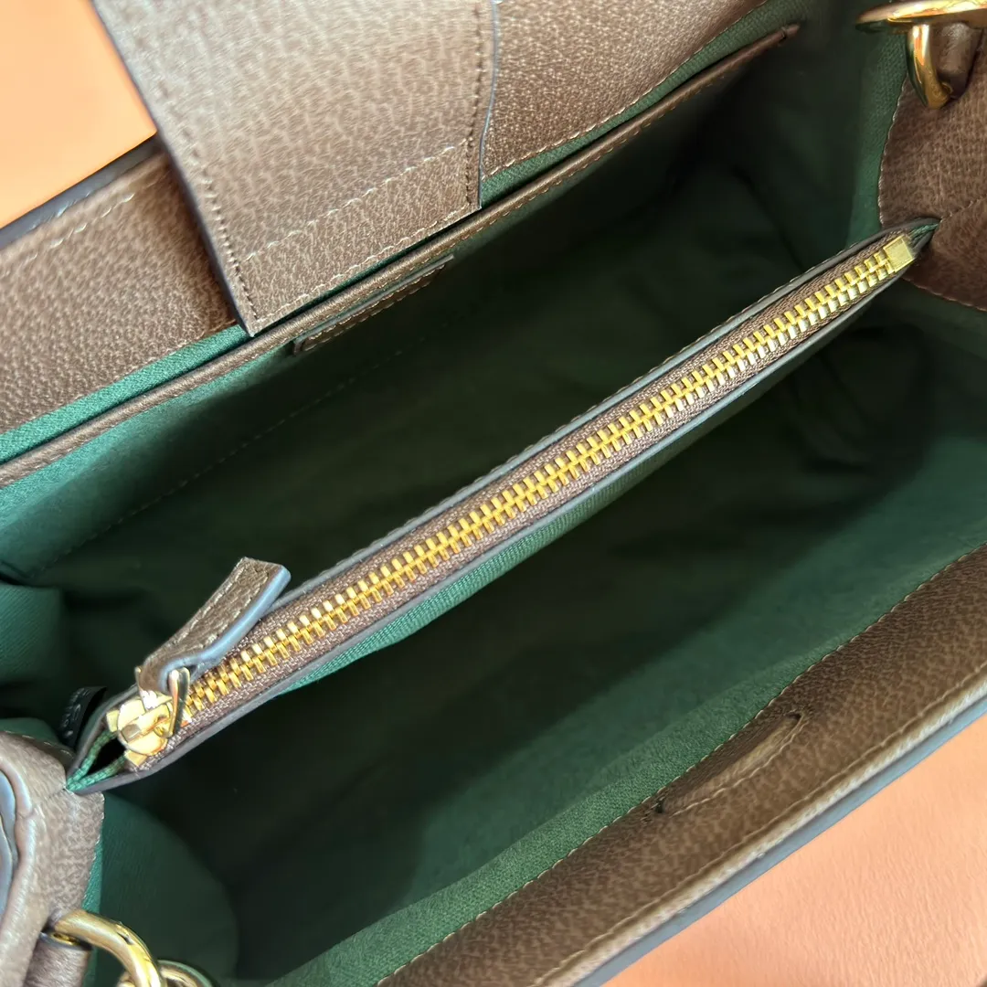 p1060💋💋💋 "With full set of original counter packaging" [New Product] The Ophidia series dazzlingly presents novel silhouettes and functions. It is ingeniously interpreted in iconic beige and brown colors to create a new bag item with soft texture. Beige and dark brown GG canvas Brown leather trim Light gold tone hardware Green cotton lining Interior: One open pocket, one middle compartment with zipped pocket Carry handles (8 cm high) Removable and adjustable leather shoulder strap (height: 47 cm to 52 cm; length: 100 cm to 111 cm) Ident.: 836840. Dimensions: 25.5cm (width) x 18cm (height) x 10.5cm (depth) Weight: approx. 0.7kg Color: Brown/PVC. Made in Italy