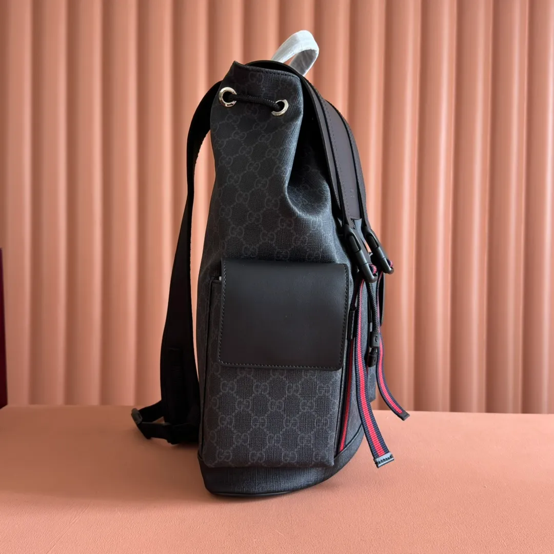 p1140. 📣📣📣 [Original leather with full counter packaging]🔥🔥Elaborately made of black and gray printed soft man-made canvas, cleverly matched with red and blue striped webbing and black leather piping details, adding charm, flip buckle with buckle strap, black mesh on the back, breathable and cool, nylon drawstring buckle opening, internal cotton and linen lining, extra large space to meet different travel needs. Model: 495563 Size: 34*42*16cm.