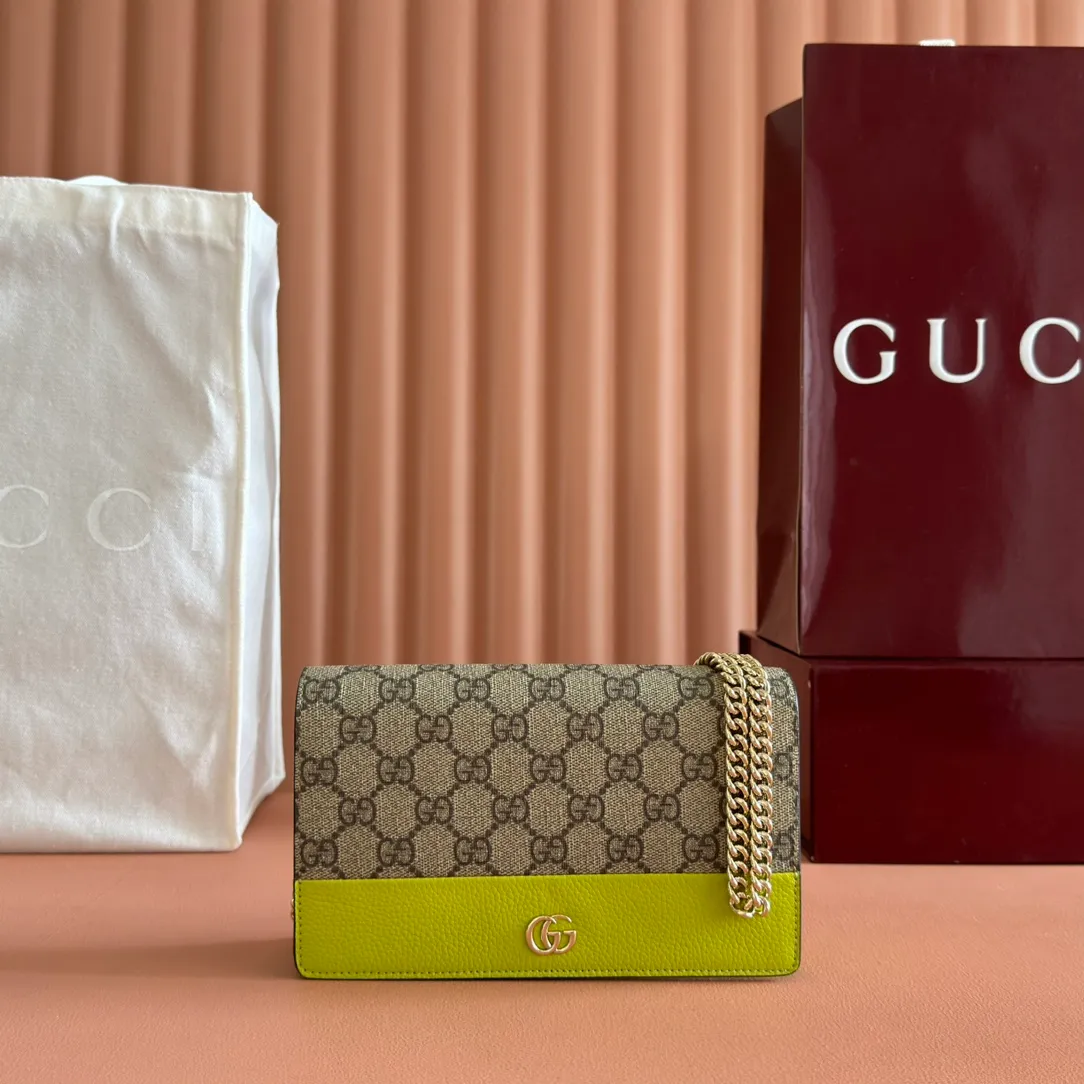 p700💋💋💋"With full set of original counter packaging" [New product] This GG Marmont series chain wallet is made of Gucci bright green leather, with beige and dark brown GG Supreme materials. The iconic Double G accessories are vividly embellished on the structured body. Featuring a detachable chain strap, this accessory is a versatile style that can be worn from day to night. Although the shape is small and exquisite, it is not inferior in practicality. The internal space is well organized and can store cards and other necessities. Gucci bright green leather with beige and dark brown GG Supreme material Light gold-tone hardware Gucci bright green taffeta lining Double G Interior: 6 card compartments, 1 flat pocket, 1 zipped gusset pocket and 1 open compartment Mirror Detachable chain shoulder strap (60 cm high) Snap-button closure Weight: approx. 0.4 kg Ident number: 497985. Dimensions: 20cm (width) x 12.5cm (height) x 4cm (depth) Color: brown/bright green. Made in Italy