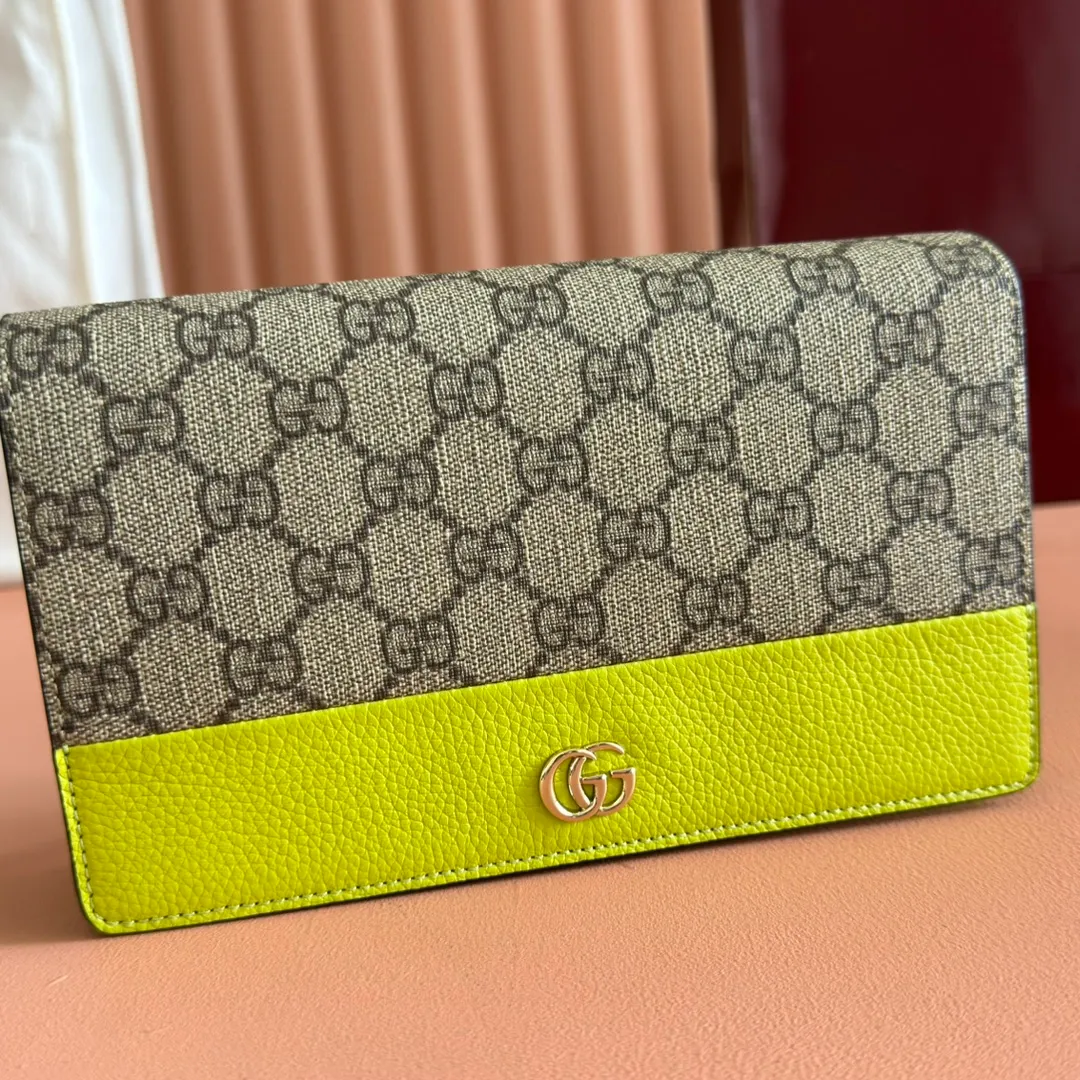 p700💋💋💋"With full set of original counter packaging" [New product] This GG Marmont series chain wallet is made of Gucci bright green leather, with beige and dark brown GG Supreme materials. The iconic Double G accessories are vividly embellished on the structured body. Featuring a detachable chain strap, this accessory is a versatile style that can be worn from day to night. Although the shape is small and exquisite, it is not inferior in practicality. The internal space is well organized and can store cards and other necessities. Gucci bright green leather with beige and dark brown GG Supreme material Light gold-tone hardware Gucci bright green taffeta lining Double G Interior: 6 card compartments, 1 flat pocket, 1 zipped gusset pocket and 1 open compartment Mirror Detachable chain shoulder strap (60 cm high) Snap-button closure Weight: approx. 0.4 kg Ident number: 497985. Dimensions: 20cm (width) x 12.5cm (height) x 4cm (depth) Color: brown/bright green. Made in Italy
