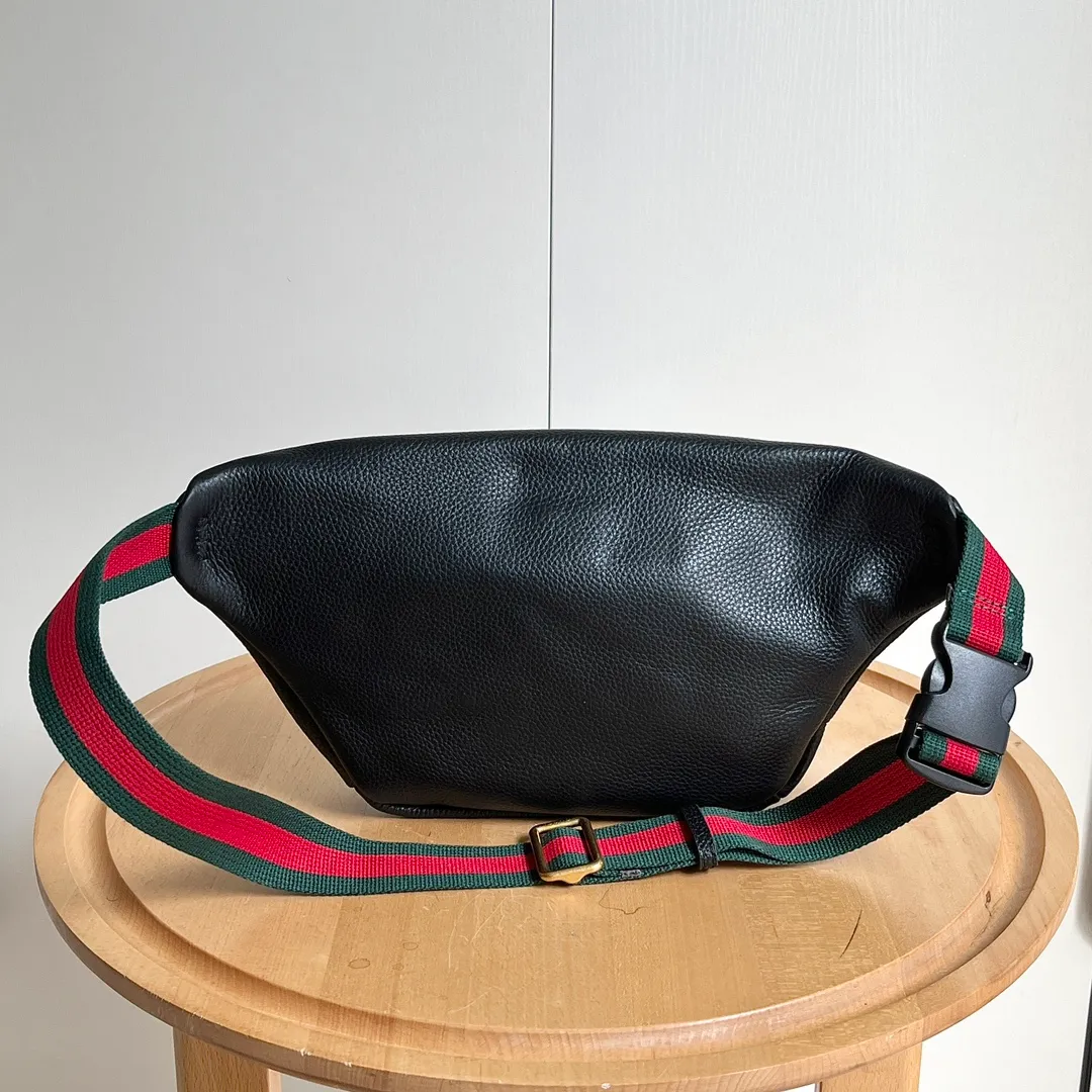 Actual shot #💰280 First layer Model: 493869 Size: 28*18*8cm Gucci Cruise 18 is a series of waist bags in cooperation with Spanish artist coco capitan. The leather is soft! The capacity is very 🉑