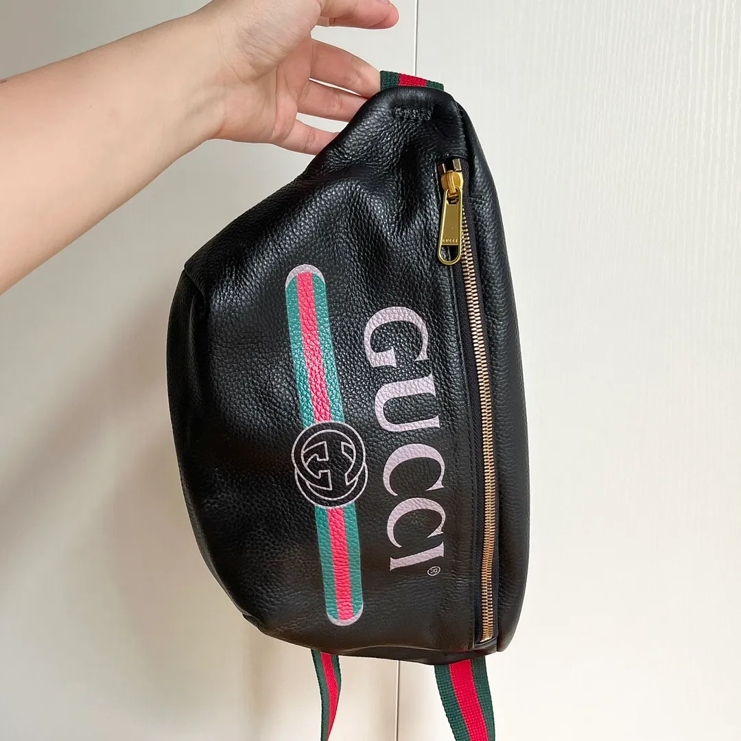 Actual shot #💰280 First layer Model: 493869 Size: 28*18*8cm Gucci Cruise 18 is a series of waist bags in cooperation with Spanish artist coco capitan. The leather is soft! The capacity is very 🉑