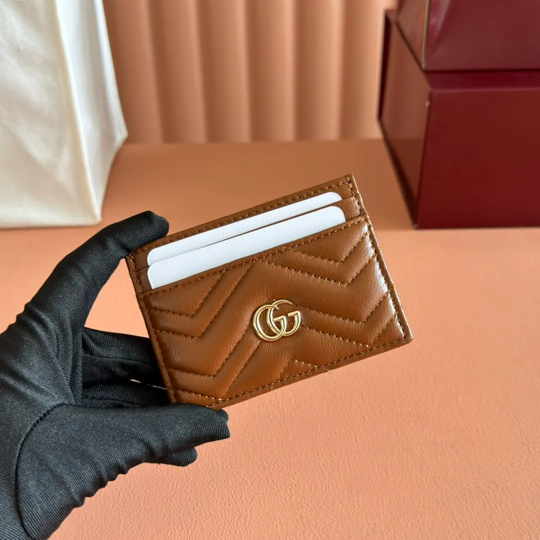 p280💋💋💋"With full set of original counter packaging" This GG Marmont series card holder is crafted from light blue V-shaped Matelassé cow leather. The bag has a crisp shape and is equipped with the iconic Double G accessories in silver tones. Light blue V-shaped Matelassé cow leather, silver-toned hardware, Double G, 4 card compartments, 1 open pocket. Model number: 443127. Dimensions: 10cm (width) x 7cm (height) Weight: approx. 65g