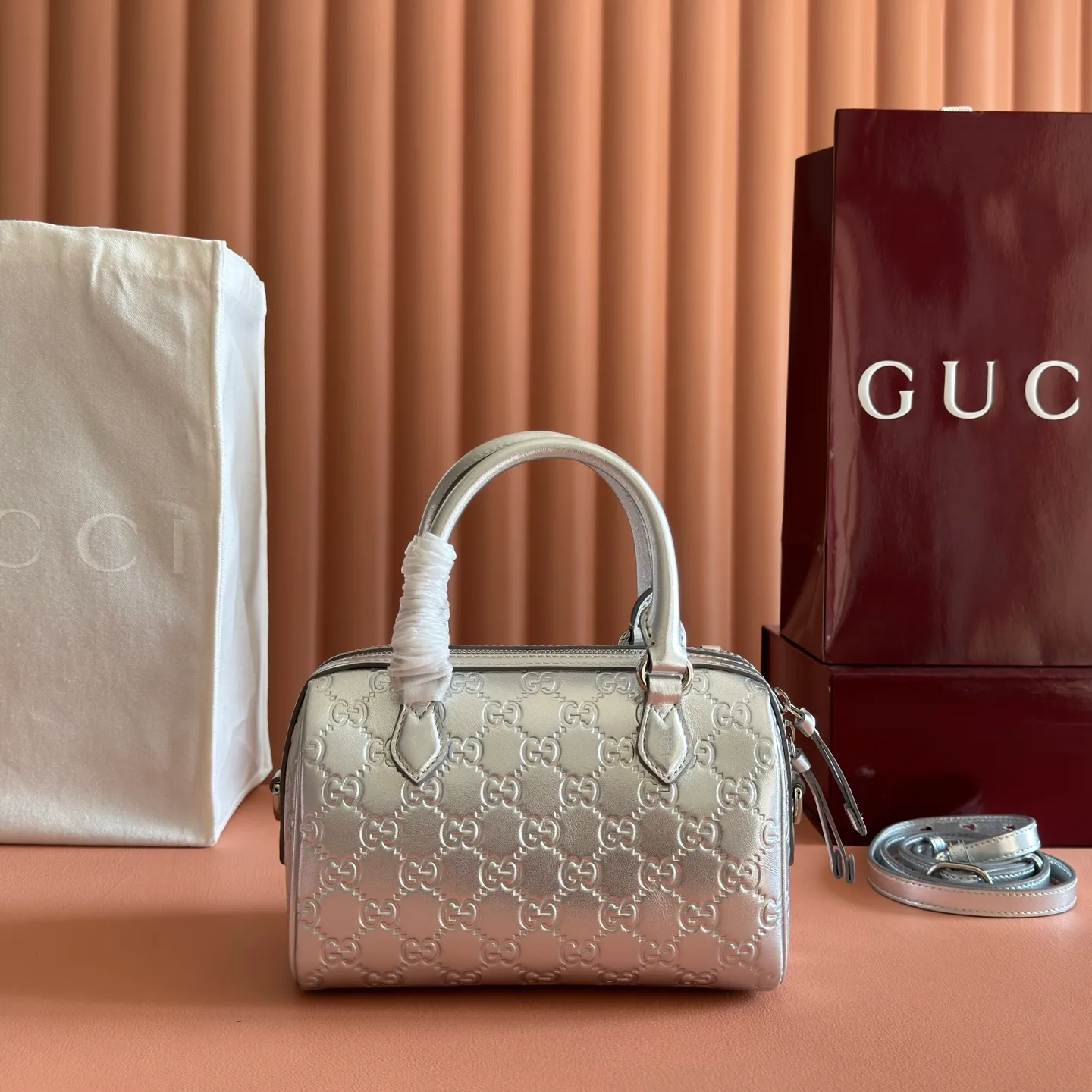 p1300💋💋💋[Original configuration and full counter packaging]🔥GG Emblem series reinterprets the brand's enduring elegance and exquisite craftsmanship. It uses metallic styles to creatively interpret the iconic GG pattern, and is paired with metallic leather piping to complete the overall design. Light beige and silver metallic laminated effect GG monogram coated fabric Silver metallic leather trim Silver-toned hardware Light gray cotton and linen lining Interior: Open pocket Handles: 10.5 cm high Adjustable leather shoulder strap: Height: 47 cm - 53 cm; Length: 112 cm - 127 cm Zip closure Ident: 848889. Dimensions: 20.5cm (W) x 14cm (H) x 11.5cm (D) Weight: Approx. 0.45kg Color: Apricot Silver. Made in Italy