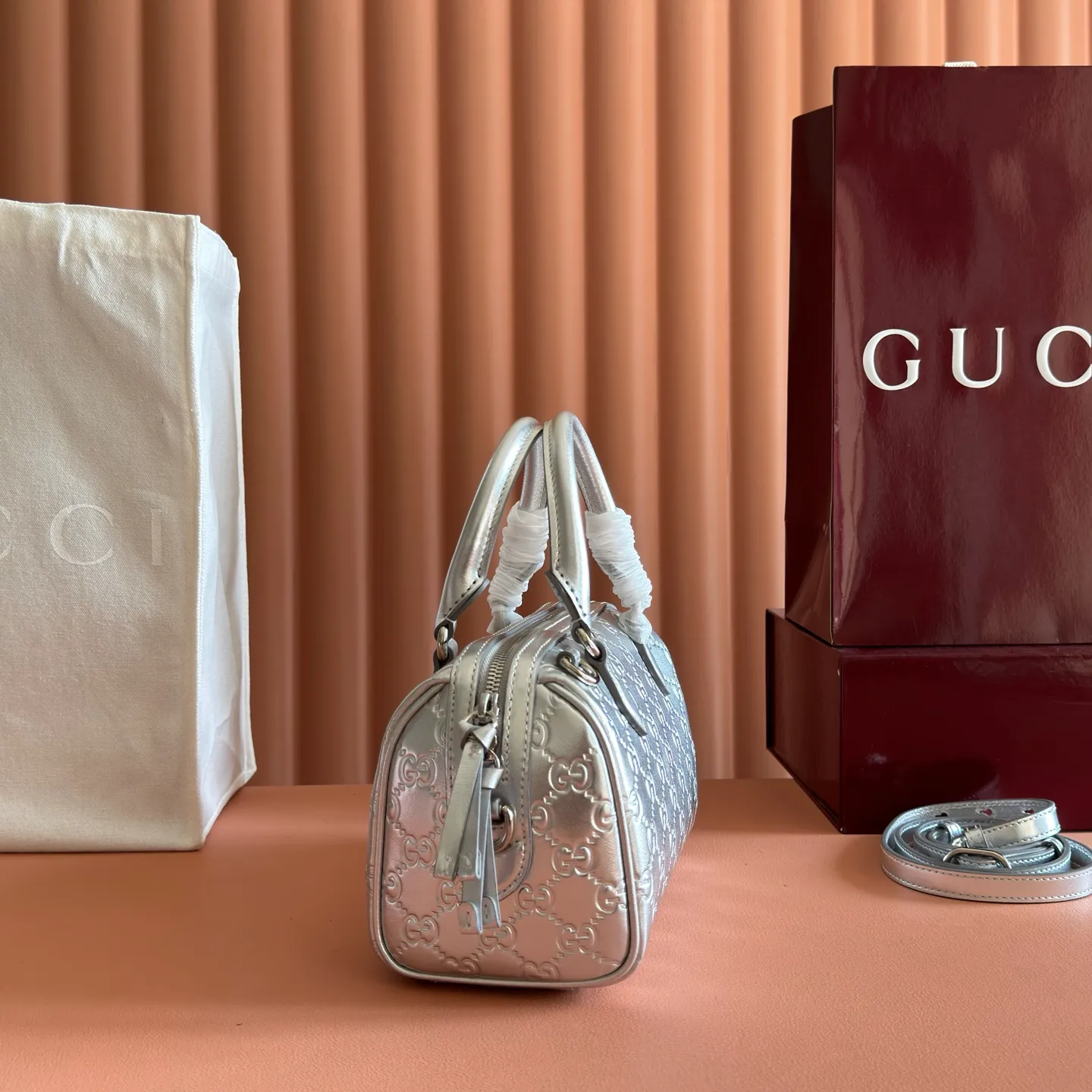 p1300💋💋💋[Original configuration and full counter packaging]🔥GG Emblem series reinterprets the brand's enduring elegance and exquisite craftsmanship. It uses metallic styles to creatively interpret the iconic GG pattern, and is paired with metallic leather piping to complete the overall design. Light beige and silver metallic laminated effect GG monogram coated fabric Silver metallic leather trim Silver-toned hardware Light gray cotton and linen lining Interior: Open pocket Handles: 10.5 cm high Adjustable leather shoulder strap: Height: 47 cm - 53 cm; Length: 112 cm - 127 cm Zip closure Ident: 848889. Dimensions: 20.5cm (W) x 14cm (H) x 11.5cm (D) Weight: Approx. 0.45kg Color: Apricot Silver. Made in Italy