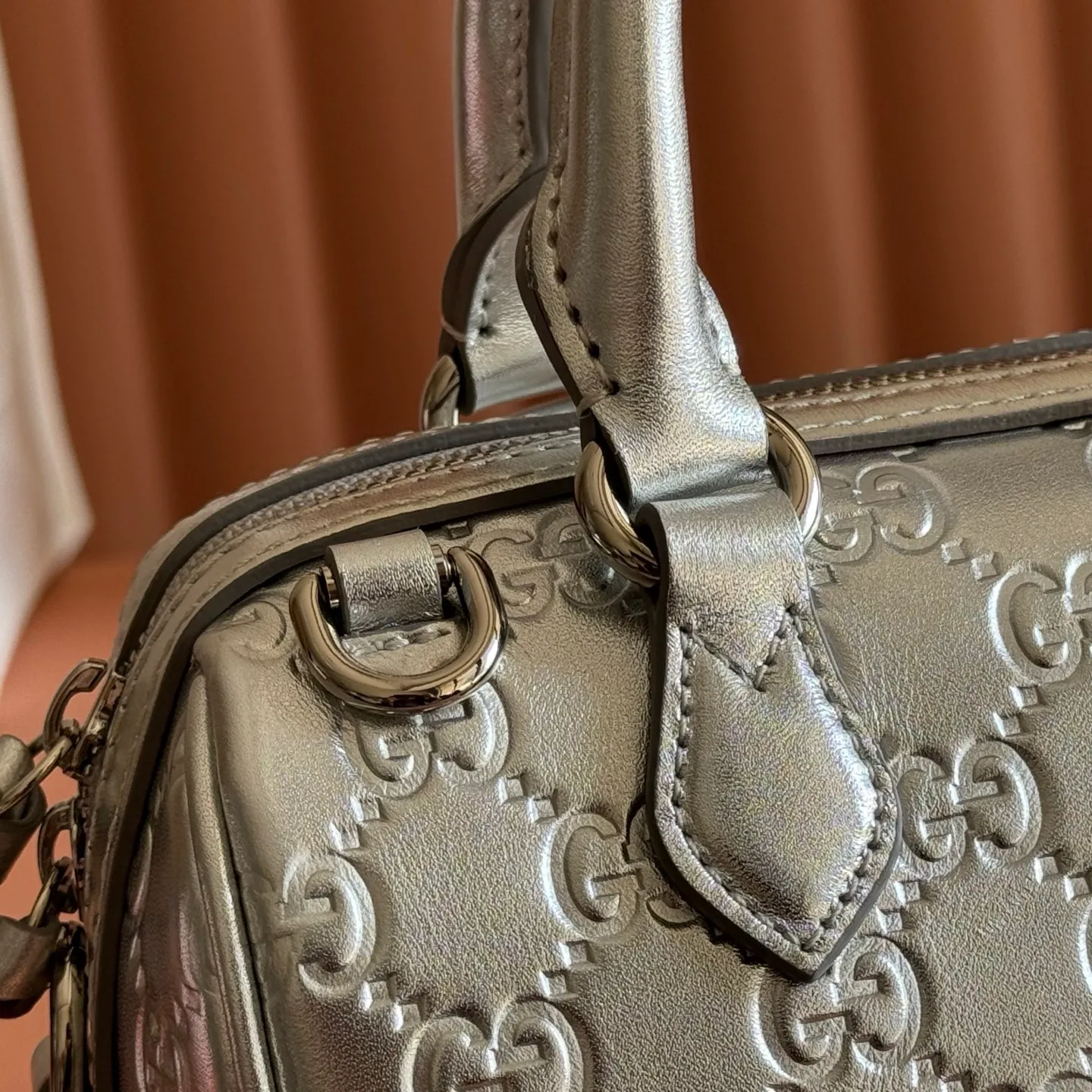 p1300💋💋💋[Original configuration and full counter packaging]🔥GG Emblem series reinterprets the brand's enduring elegance and exquisite craftsmanship. It uses metallic styles to creatively interpret the iconic GG pattern, and is paired with metallic leather piping to complete the overall design. Light beige and silver metallic laminated effect GG monogram coated fabric Silver metallic leather trim Silver-toned hardware Light gray cotton and linen lining Interior: Open pocket Handles: 10.5 cm high Adjustable leather shoulder strap: Height: 47 cm - 53 cm; Length: 112 cm - 127 cm Zip closure Ident: 848889. Dimensions: 20.5cm (W) x 14cm (H) x 11.5cm (D) Weight: Approx. 0.45kg Color: Apricot Silver. Made in Italy