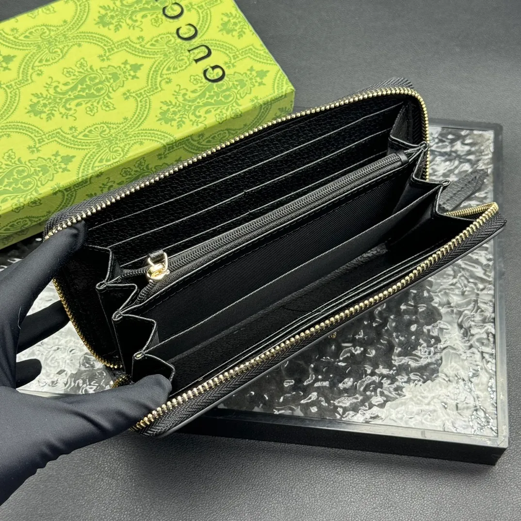 💰150 💎Top original version 🇮🇹New single pull, synchronized with counters. It is eye-catchingly decorated with Gucci's iconic metal accessories. Made of hot-pressed calfskin to obtain the wild boar skin effect and create a textured appearance. The oil edges are made of thinner water-oil for fine workmanship. Model number: 523667, color: pig grain leather, size: 19*10*2.5🎬