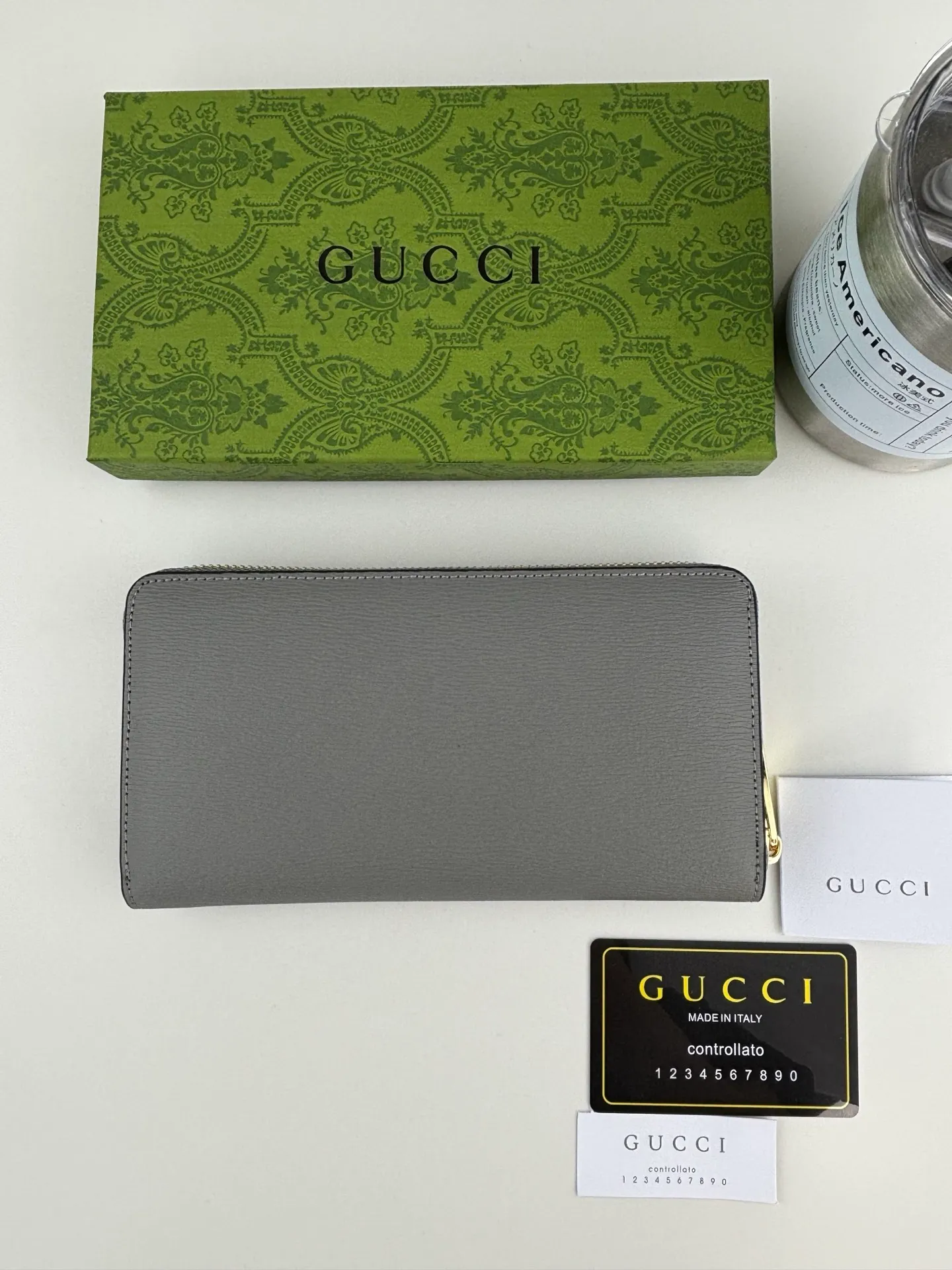 💰170 GUCCl Long zipper wallet with handwritten Gucci logo. Exploring self-expression with unlimited possibilities has become the spiritual connotation of brand design. Crafted from gray leather, this long clip is embellished with a gold-toned handwritten Gucci logo-shaped hardware, adding a touch of the brand's signature charm to the entire design. Gray leather, gold-tone hardware, taffeta lining, scripted Gucci logo detail. Interior: Six card compartments, two bill compartments, two separate internal compartments and a zippered coin pocket, this classic piece features a zipper closure Style number: 772642 Dimensions: 19cm x 10cm x 3.5cm Colour: Gray