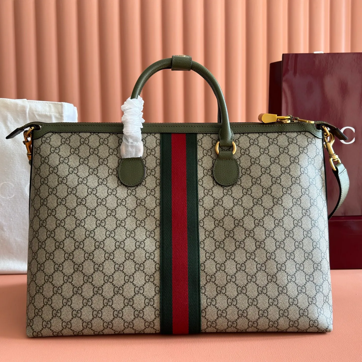 p1480. 💋💋💋"With full set of original gift bag packaging" [New Product] The Gucci Savoy series is an ingenious combination of beige and dark brown colors, with classic silhouettes and soft-touch fabrics. This travel bag is made of coated fabric with a GG monogram pattern and is intricately embellished with the Double G logo and webbing details. Beige and dark brown GG monogram coated fabric Dark brown leather piping Brass-toned hardware Green linen-cotton blend lining Double G Web detail Interior: One zip pocket External: One removable bellman ID tag, one lock, one keychain Handle height: 9 cm Removable and adjustable leather shoulder strap (height adjustable from 121.5 cm to 136.5 cm) Zip closure Ident No.: 834469. Dimensions: 48cm (width) x 28cm (height) x 18cm (depth) Weight: approx. 1.6kg Color: green-brown/PVC. Made in Italy