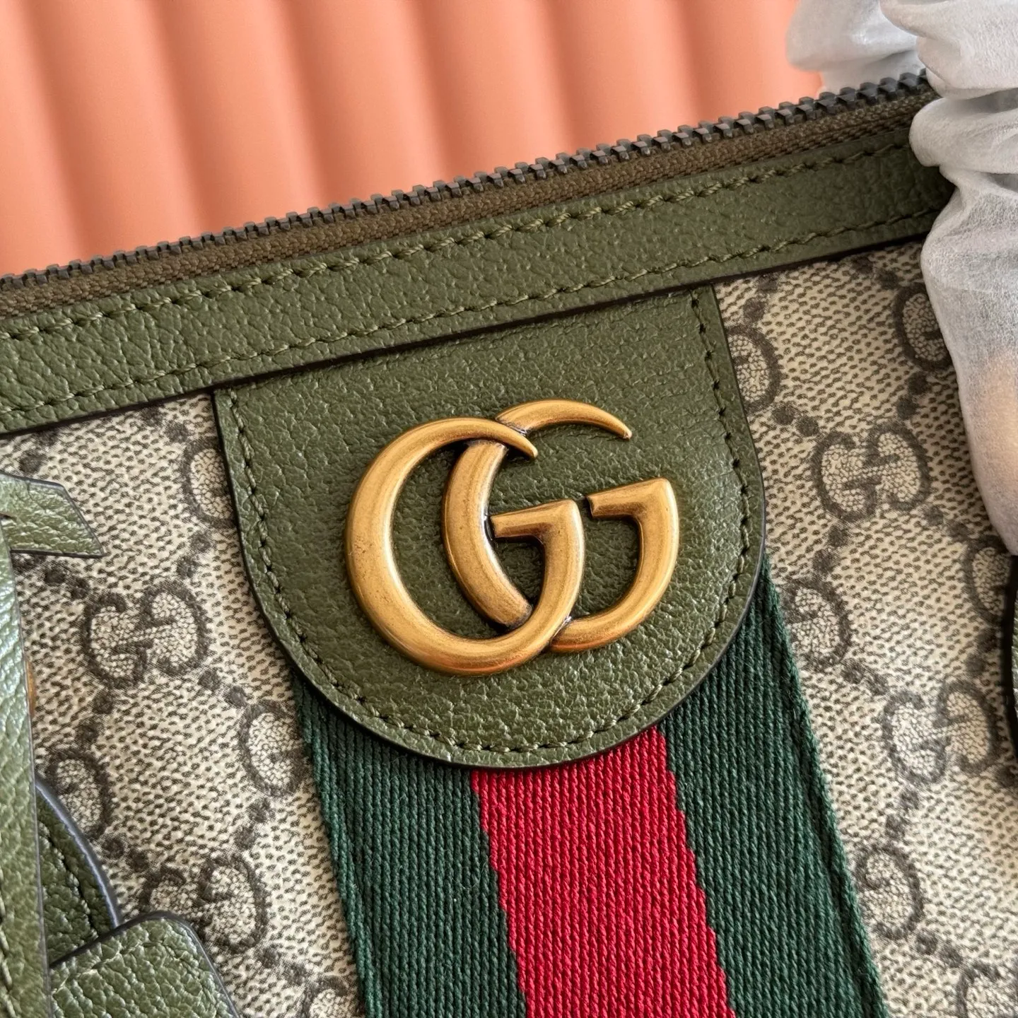 p1480. 💋💋💋"With full set of original gift bag packaging" [New Product] The Gucci Savoy series is an ingenious combination of beige and dark brown colors, with classic silhouettes and soft-touch fabrics. This travel bag is made of coated fabric with a GG monogram pattern and is intricately embellished with the Double G logo and webbing details. Beige and dark brown GG monogram coated fabric Dark brown leather piping Brass-toned hardware Green linen-cotton blend lining Double G Web detail Interior: One zip pocket External: One removable bellman ID tag, one lock, one keychain Handle height: 9 cm Removable and adjustable leather shoulder strap (height adjustable from 121.5 cm to 136.5 cm) Zip closure Ident No.: 834469. Dimensions: 48cm (width) x 28cm (height) x 18cm (depth) Weight: approx. 1.6kg Color: green-brown/PVC. Made in Italy