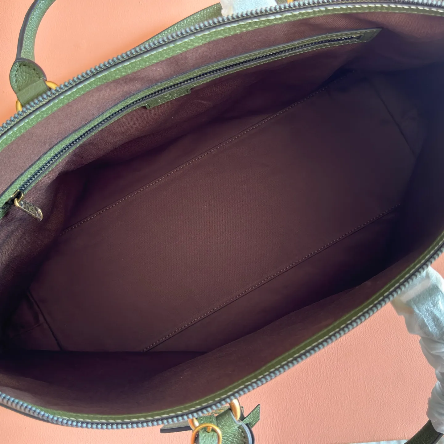 p1480. 💋💋💋"With full set of original gift bag packaging" [New Product] The Gucci Savoy series is an ingenious combination of beige and dark brown colors, with classic silhouettes and soft-touch fabrics. This travel bag is made of coated fabric with a GG monogram pattern and is intricately embellished with the Double G logo and webbing details. Beige and dark brown GG monogram coated fabric Dark brown leather piping Brass-toned hardware Green linen-cotton blend lining Double G Web detail Interior: One zip pocket External: One removable bellman ID tag, one lock, one keychain Handle height: 9 cm Removable and adjustable leather shoulder strap (height adjustable from 121.5 cm to 136.5 cm) Zip closure Ident No.: 834469. Dimensions: 48cm (width) x 28cm (height) x 18cm (depth) Weight: approx. 1.6kg Color: green-brown/PVC. Made in Italy