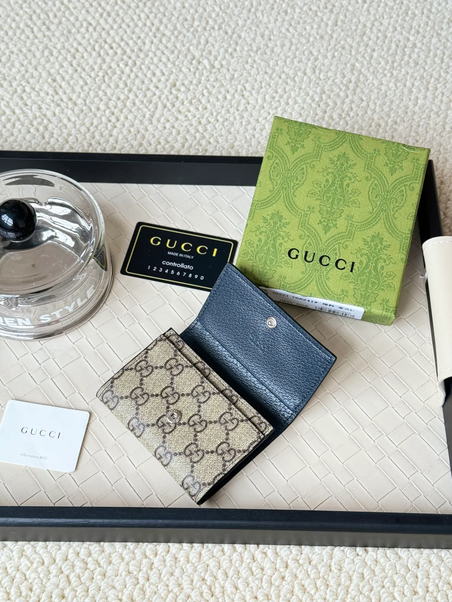 💰120 Gucci multi-functional card holder, lined with brightly colored lining, and the design of the coin bag is more practical. No.: 768241 Dimensions: 10.5x 7.0x 2.0 cm Small and exquisitely designed card holder, perfect for handbags or briefcases, both practical and beautiful!