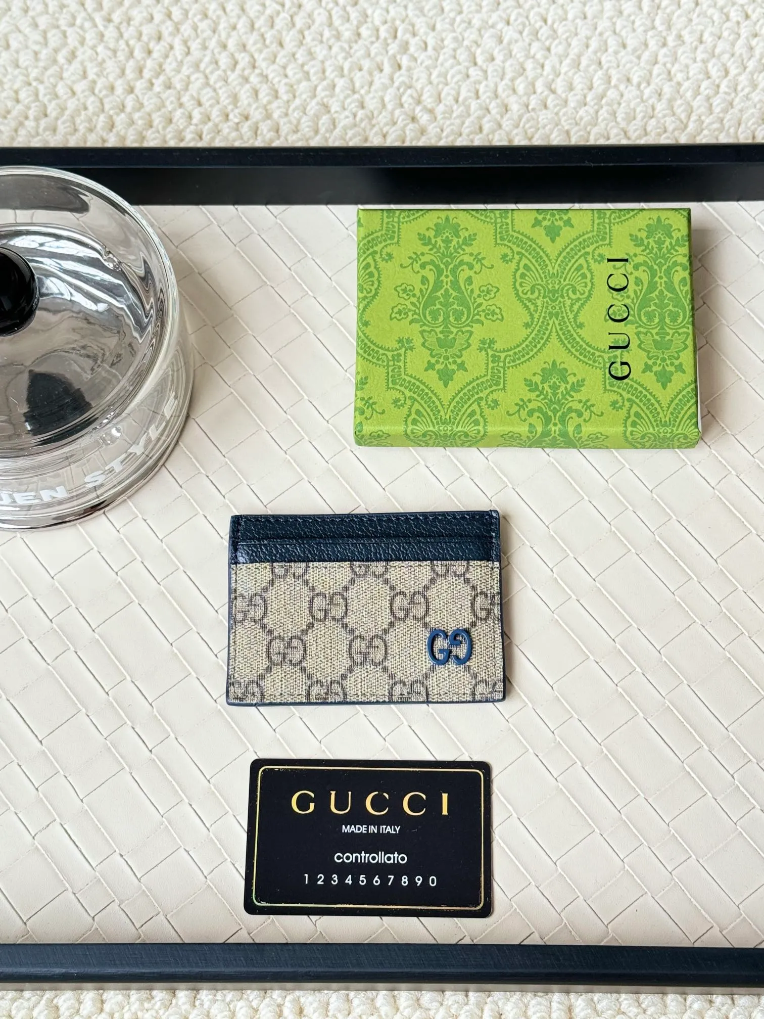 💰100 Gucci card uses a two-tone design full of contrasting beauty to make the GG logo embellished on the bag shine. The fabric is black GG, and the lining is made of contrasting cowhide. It is made of black GG Supreme canvas with dark gray ceramic effect double G. Size: 11x 7cm Model: 768248