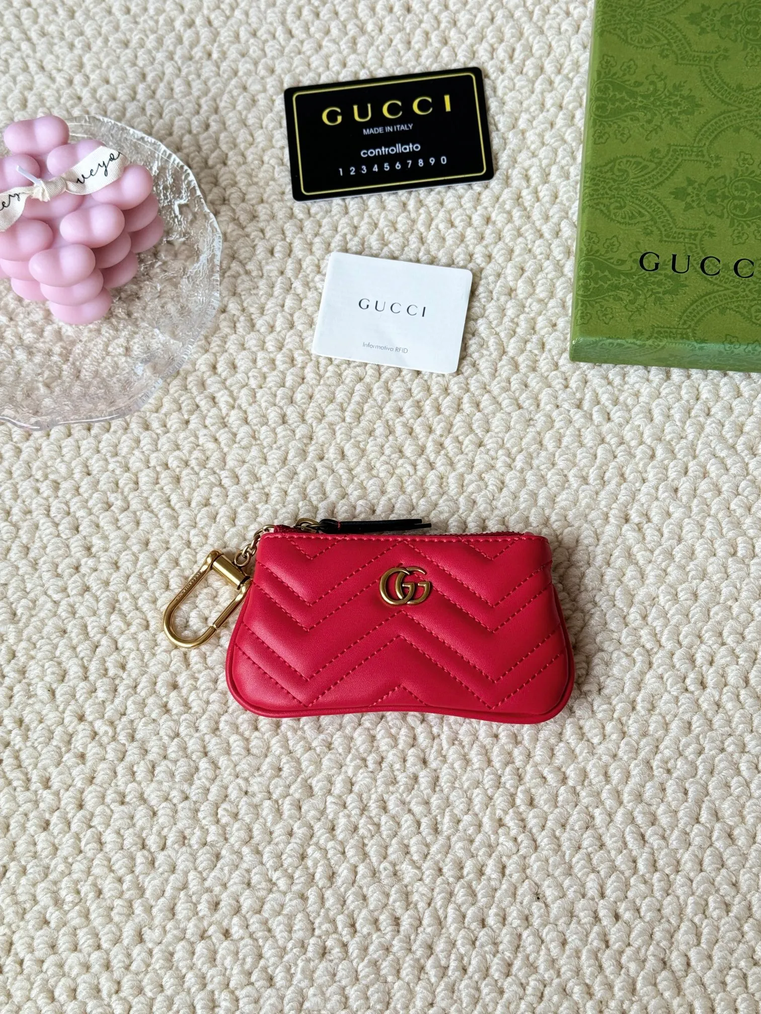 💰140 GUCCI’s new small coin purse is made of calf leather with embroidered wavy pattern, and is matched with exquisite original factory bronze double G hardware and flexible and unique hook buckle. It is small and exquisite, but has great effect. Model: 671773 Size: 12.5x7x1.5cm