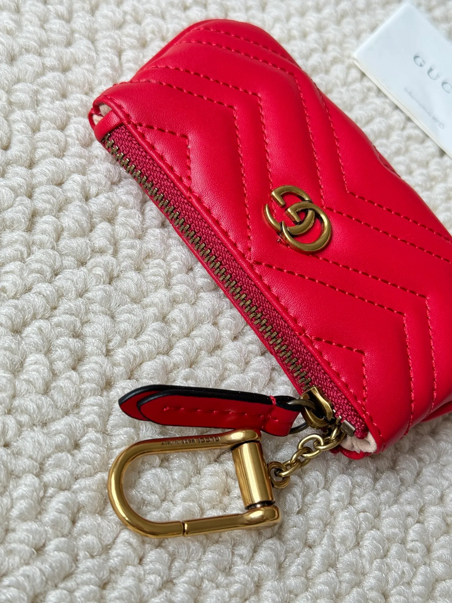 💰140 GUCCI’s new small coin purse is made of calf leather with embroidered wavy pattern, and is matched with exquisite original factory bronze double G hardware and flexible and unique hook buckle. It is small and exquisite, but has great effect. Model: 671773 Size: 12.5x7x1.5cm