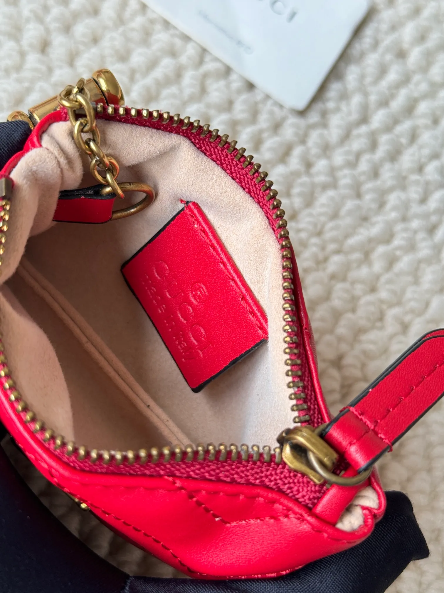 💰140 GUCCI’s new small coin purse is made of calf leather with embroidered wavy pattern, and is matched with exquisite original factory bronze double G hardware and flexible and unique hook buckle. It is small and exquisite, but has great effect. Model: 671773 Size: 12.5x7x1.5cm