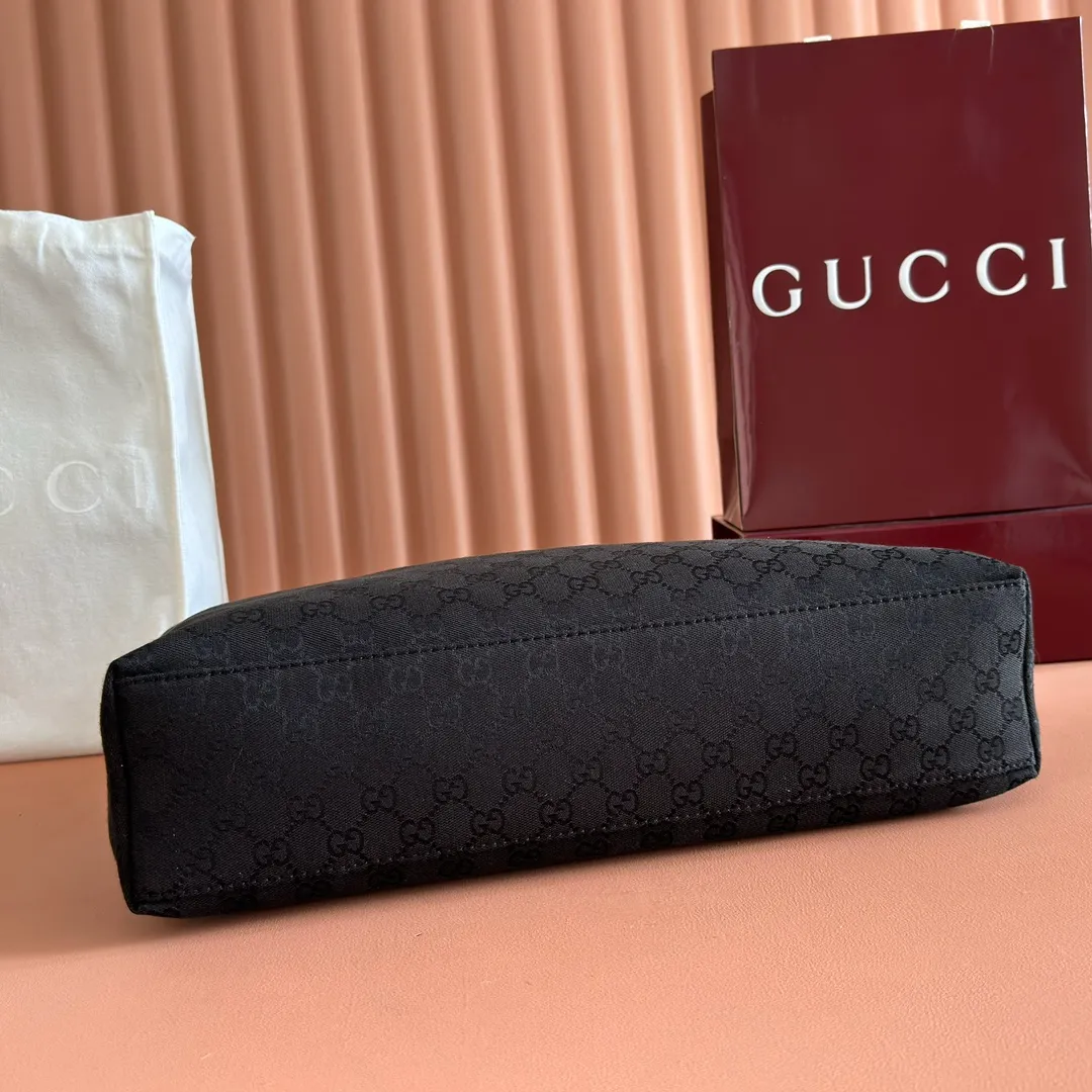 p1300💋💋💋【With full set of original counter gift bag packaging】2025 autumn and winter series, Gucci Beatrix series handbags are crafted from black cow leather material and equipped with iconic horsebit detail shoulder straps, adding brand connotation to the casual silhouette. Gold-toned accessories add a refined touch, and a zippered pocket inside keeps daily essentials secure. Combining elegant design with practical performance, it easily accommodates daily essentials. Black soft glossy calf leather Gold-tone hardware Black cotton and linen blend lining Horsebit detail on shoulder strap Interior: Zip pocket Adjustable shoulder strap Height: 26cm - 33cm; Length: 94cm Ident: 850546. Dimensions: 40cm (width) x 36cm (height) x 12cm (depth) Weight: approx. 1kg Color: gram cloth. Made in Italy