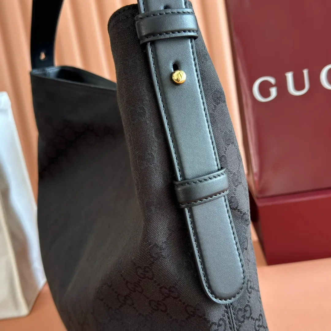 p1300💋💋💋【With full set of original counter gift bag packaging】2025 autumn and winter series, Gucci Beatrix series handbags are crafted from black cow leather material and equipped with iconic horsebit detail shoulder straps, adding brand connotation to the casual silhouette. Gold-toned accessories add a refined touch, and a zippered pocket inside keeps daily essentials secure. Combining elegant design with practical performance, it easily accommodates daily essentials. Black soft glossy calf leather Gold-tone hardware Black cotton and linen blend lining Horsebit detail on shoulder strap Interior: Zip pocket Adjustable shoulder strap Height: 26cm - 33cm; Length: 94cm Ident: 850546. Dimensions: 40cm (width) x 36cm (height) x 12cm (depth) Weight: approx. 1kg Color: gram cloth. Made in Italy