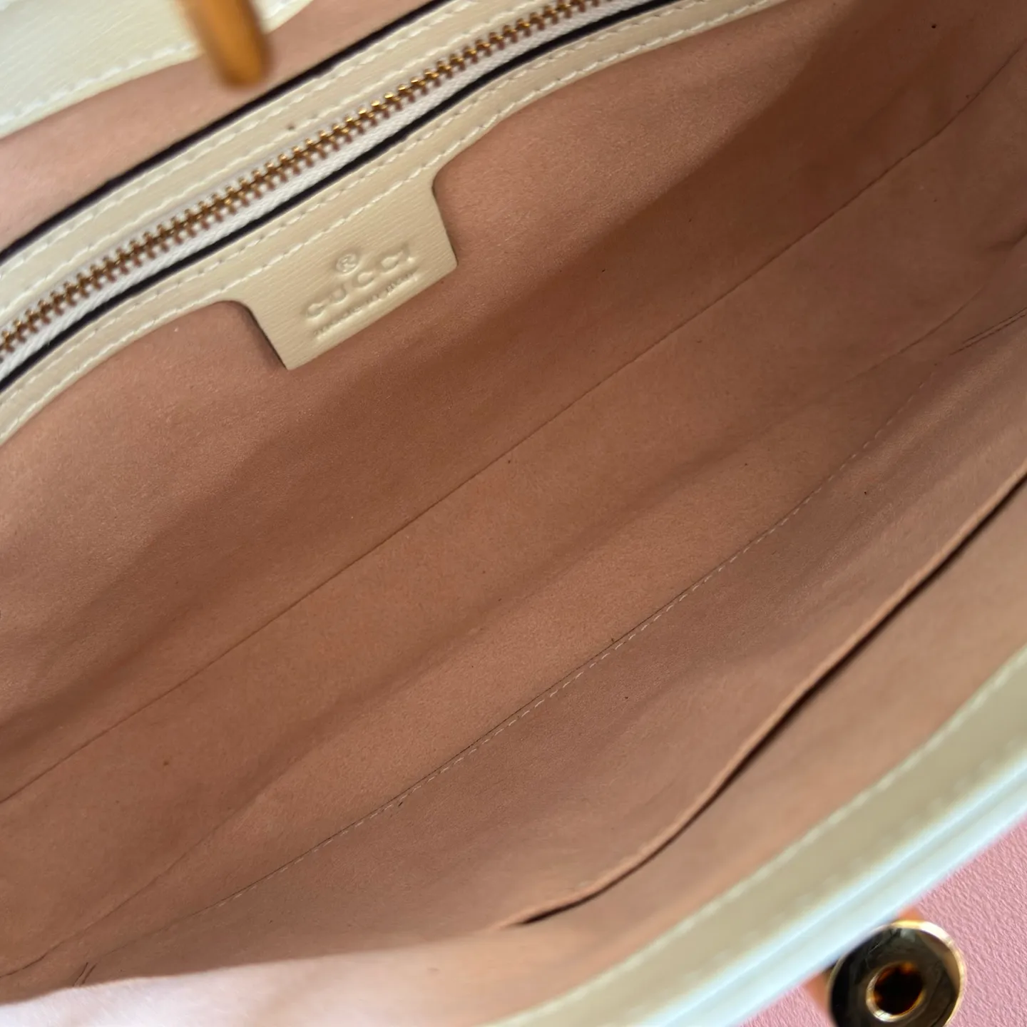 p1160. 📣📣📣 [Original leather accessories 🌈 Equipped with full counter packaging] 🔥🔥4040 catwalk style vintage armpit bag jackie, it is predicted that it will be a popular one after the 1955 series. Many celebrities can't put it down, and their upper body is also super fashionable. Jackie was successfully defeated by the counter and appeared on the 2020 GUCC! The show generated a lot of discussion. This is the favorite bag of the former first lady of the United States, Jacqueline. In the 1960s and 1970s, she liked to carry Jackie handbags of different textures in public. This bag with a rather retro appearance is in line with the current two major trends of vintage and armpit bags. The conflict between old and fashionable is a wonderful existence. Style number: 636706, dimensions: width 28x height 19x side width 4.5.