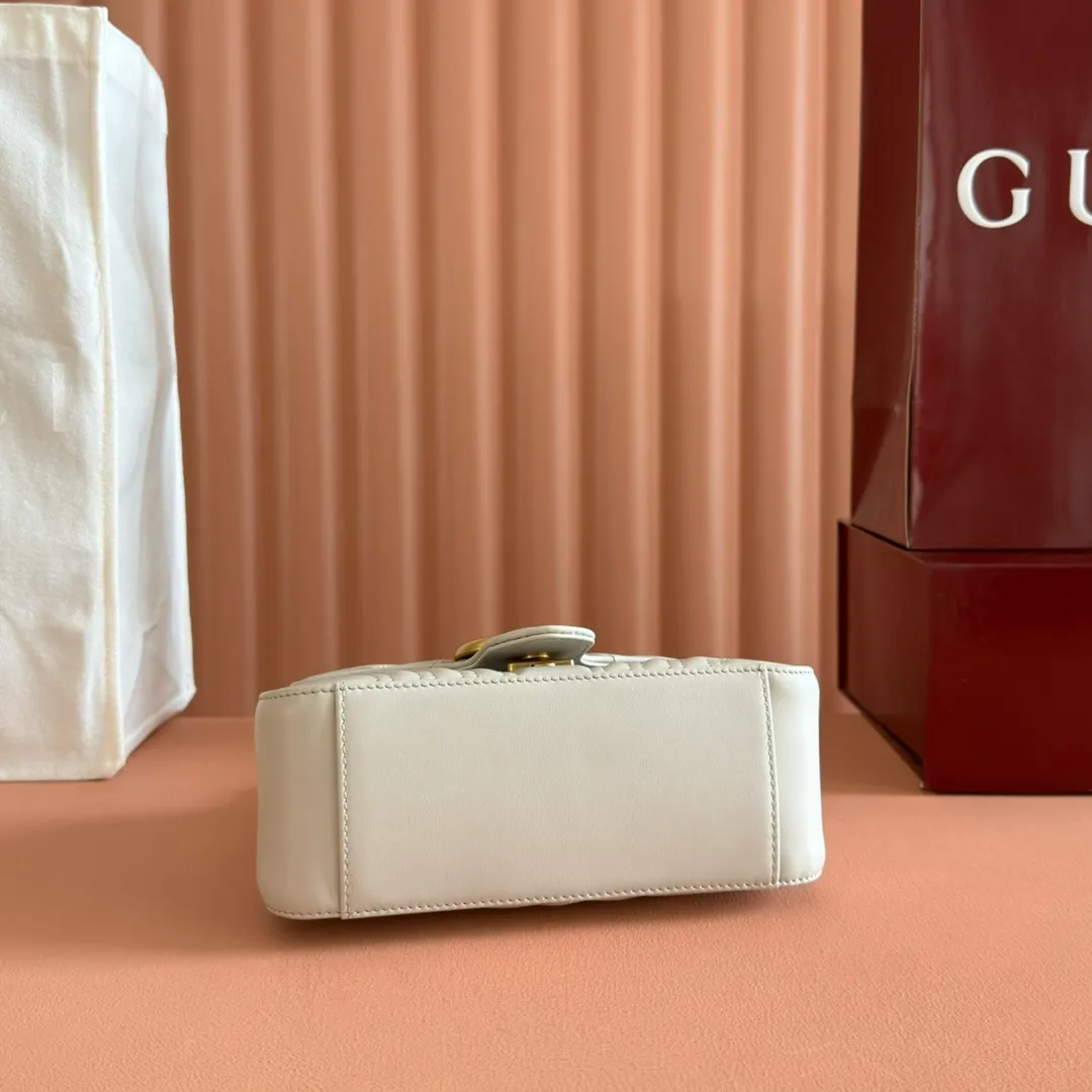 p1280. 📣📣📣【Original leather accessories🌈Full set of counter packaging】🔥🔥 ‼ ‼ "Marmont Italian Original Leather"‼ ‼ Have you picked up the addictive Gucci bags? The elegant and exquisite design of the GG Marmont series has captured the hearts of many girls! At the same time, it is also a must-have versatile item for global experts! Super awesome! Model: 547260. Size: 21*15.5*8. Color: light gray
