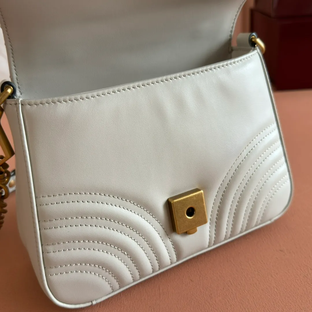 p1280. 📣📣📣【Original leather accessories🌈Full set of counter packaging】🔥🔥 ‼ ‼ "Marmont Italian Original Leather"‼ ‼ Have you picked up the addictive Gucci bags? The elegant and exquisite design of the GG Marmont series has captured the hearts of many girls! At the same time, it is also a must-have versatile item for global experts! Super awesome! Model: 547260. Size: 21*15.5*8. Color: light gray