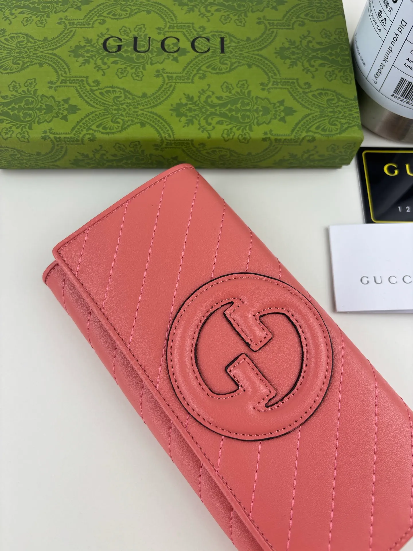 💰180 GUCCl Blondie series uses one of the brand's bold patterns and a leather design of the same color, exuding a subtle and restrained atmosphere. This series of ingenuity incorporates round geometric interlocking G's, fully displaying Gucci's modern aesthetic design. Style No.: 760302 Size: 19.5cm x 11cm x 3cm Color: Pink