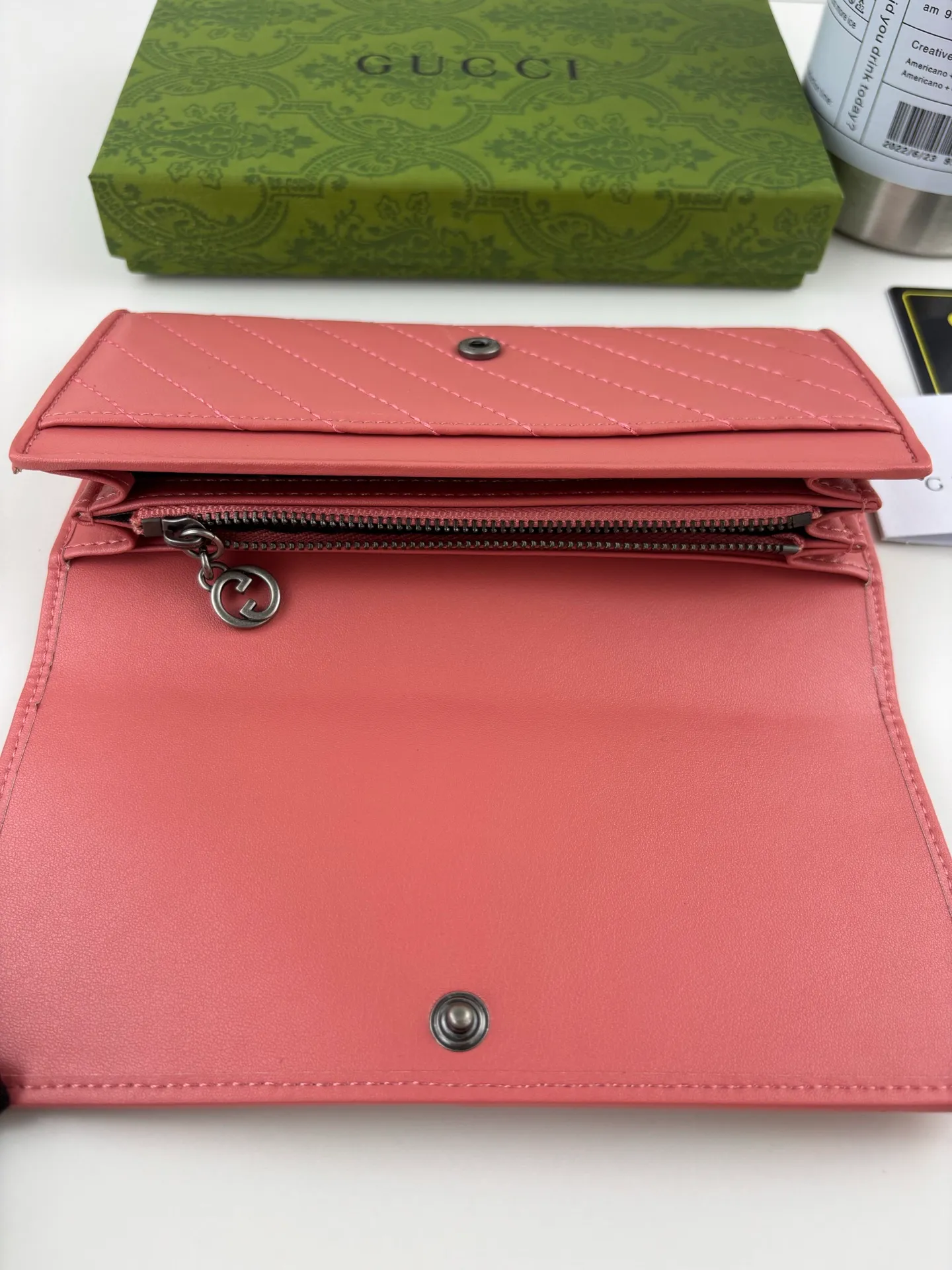 💰180 GUCCl Blondie series uses one of the brand's bold patterns and a leather design of the same color, exuding a subtle and restrained atmosphere. This series of ingenuity incorporates round geometric interlocking G's, fully displaying Gucci's modern aesthetic design. Style No.: 760302 Size: 19.5cm x 11cm x 3cm Color: Pink