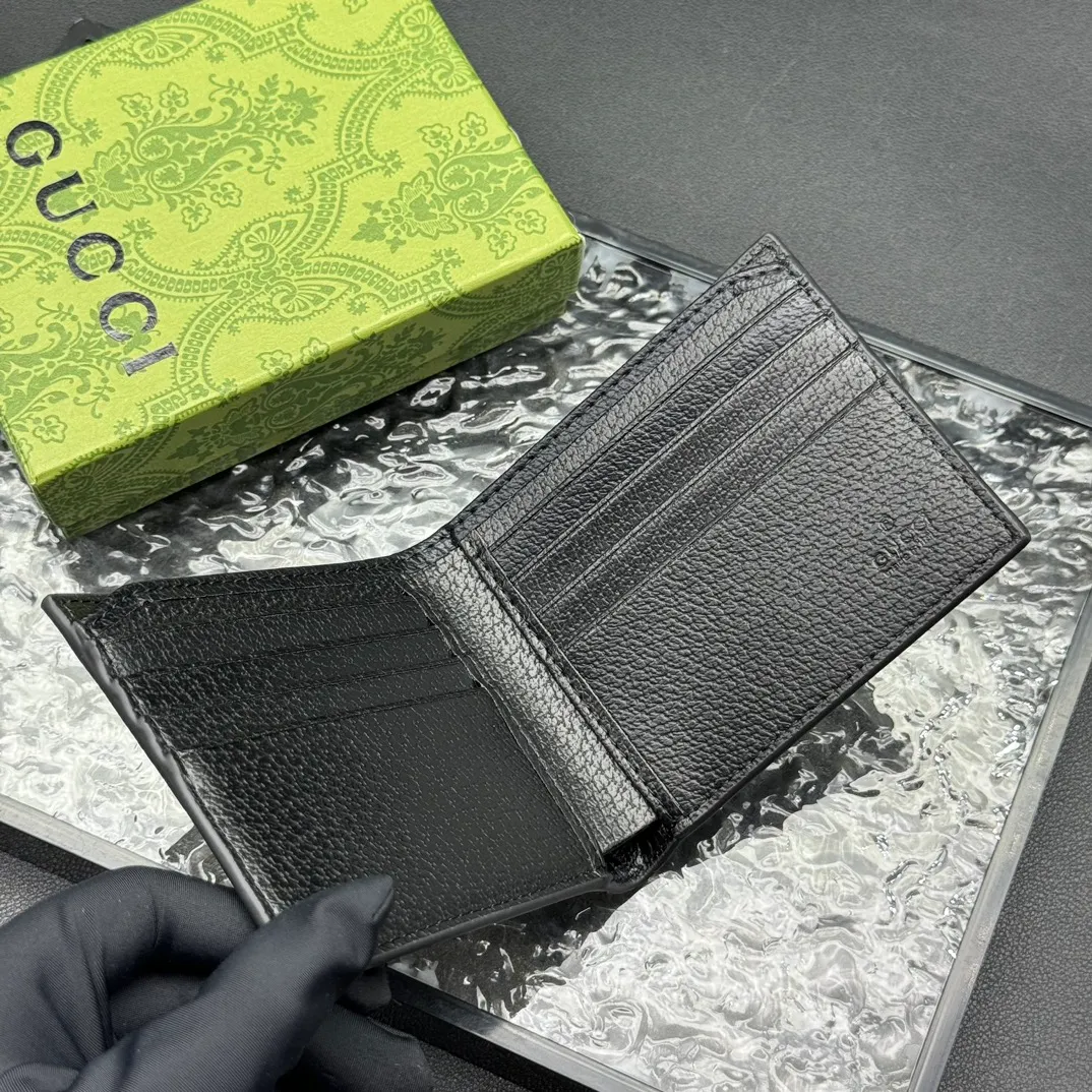 💰120 💎Top original version 🇮🇹GG Marmont series leather bi-fold wallet, Gucci continues to update the color matching, adding more refined tones. In new colors and combinations, the brand uses a modern perspective to reinterpret the classic GG Marmont series. This bifold wallet is crafted from black leather with branded hardware in gold-tone. Black leather, gold-tone hardware, Double G, eight card slots, two bill compartments. Model: 523664. Dimensions: 11x9