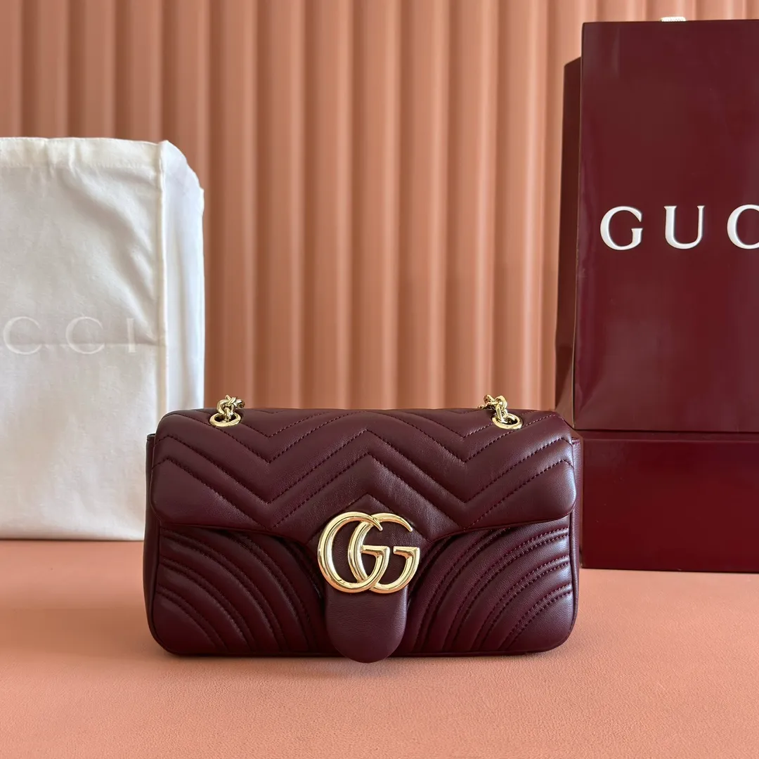 p1260. 💋💋💋【Full set of packaging at the counter】The brand's iconic GG Marmont series is ingeniously integrated with double G-shaped accessories and faceted chain straps, and soft leather is selected to create a soft-lined bag shape. Simple and neat back pockets make medium and large bags more practical. Black V-shaped Matelassé sheepskin Light gold-tone hardware Gucci ankara red viscose lining Double G Interior: One zipped pocket External: One open pocket Sliding chain strap that can be used as a shoulder strap (56 cm high) Spring-buckle flap Ident: 837267. Dimensions: 26 cm (width) x 15 cm (height) x 7 cm (depth) Weight: approximately 0.65 kg Color: Encore full leather/original leather. Made in Italy