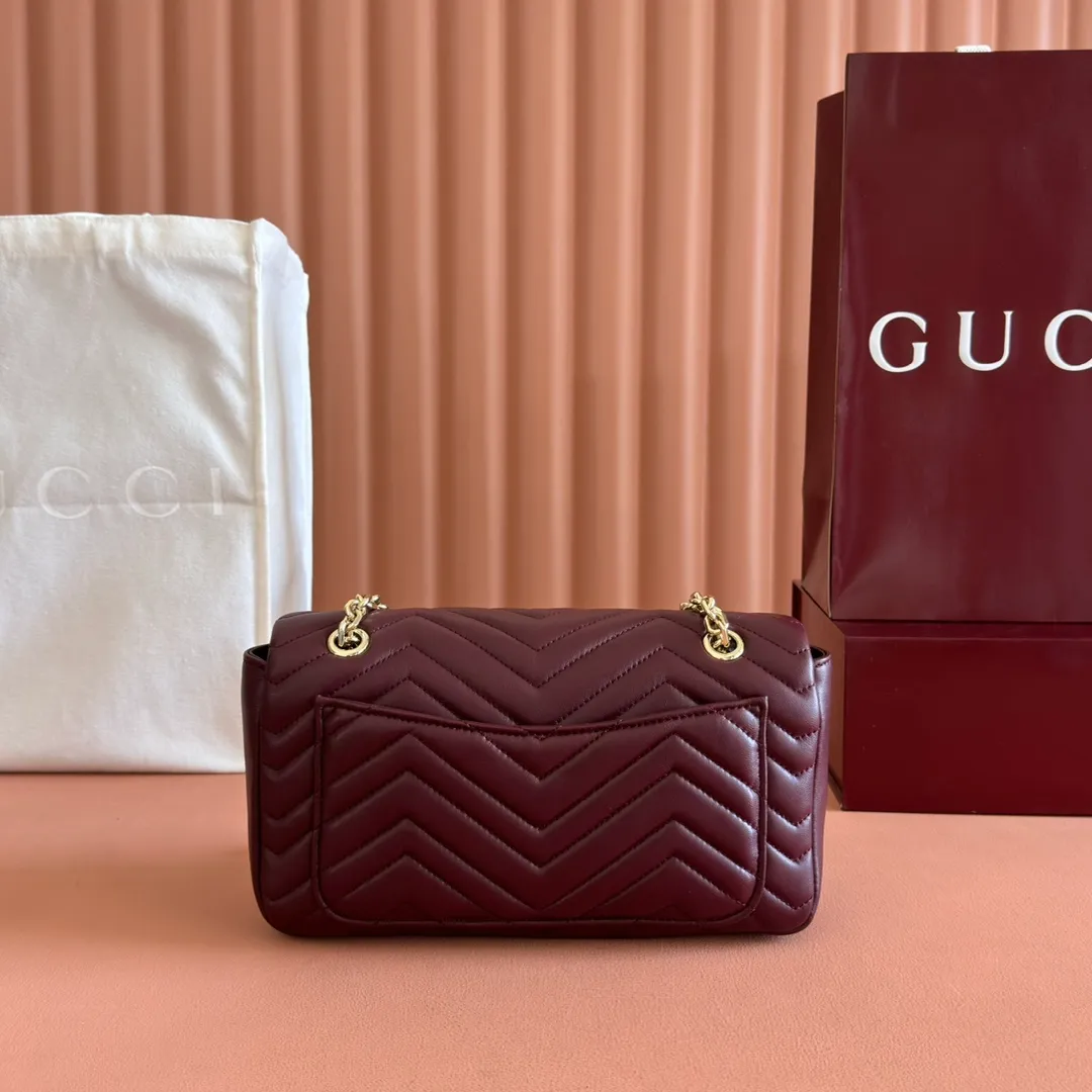 p1260. 💋💋💋【Full set of packaging at the counter】The brand's iconic GG Marmont series is ingeniously integrated with double G-shaped accessories and faceted chain straps, and soft leather is selected to create a soft-lined bag shape. Simple and neat back pockets make medium and large bags more practical. Black V-shaped Matelassé sheepskin Light gold-tone hardware Gucci ankara red viscose lining Double G Interior: One zipped pocket External: One open pocket Sliding chain strap that can be used as a shoulder strap (56 cm high) Spring-buckle flap Ident: 837267. Dimensions: 26 cm (width) x 15 cm (height) x 7 cm (depth) Weight: approximately 0.65 kg Color: Encore full leather/original leather. Made in Italy