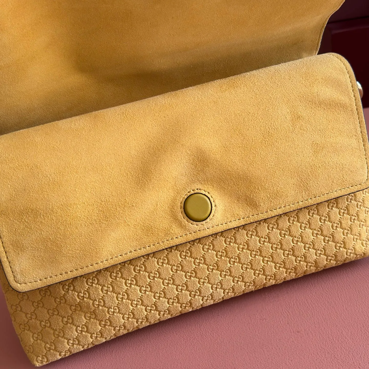 p1440💋💋💋【Original leather configuration counter complete package】This handbag combines modern silhouette and brand iconic pattern. This sleekly tailored bag features an antique-gold-tone chain with round interlocking G detailing and a 2-tiered design that offers ample interior storage space. Mustard yellow GG printed embossed suede Antique gold tone hardware Brown cotton and linen blend lining Interior: 2-level fastening, 1 open pocket Chain shoulder strap Height: 15cm; Length: 45cm Removable and adjustable leather shoulder strap (Height: 40cm - 46cm; Length: 87cm - 97cm) Magnetic snap closure Ident No.: 857622. Dimensions: 28cm (W) x 16cm (H) x 7cm (D) Weight: Approx. 0.9kg Color: Mustard Yellow/Embossed.