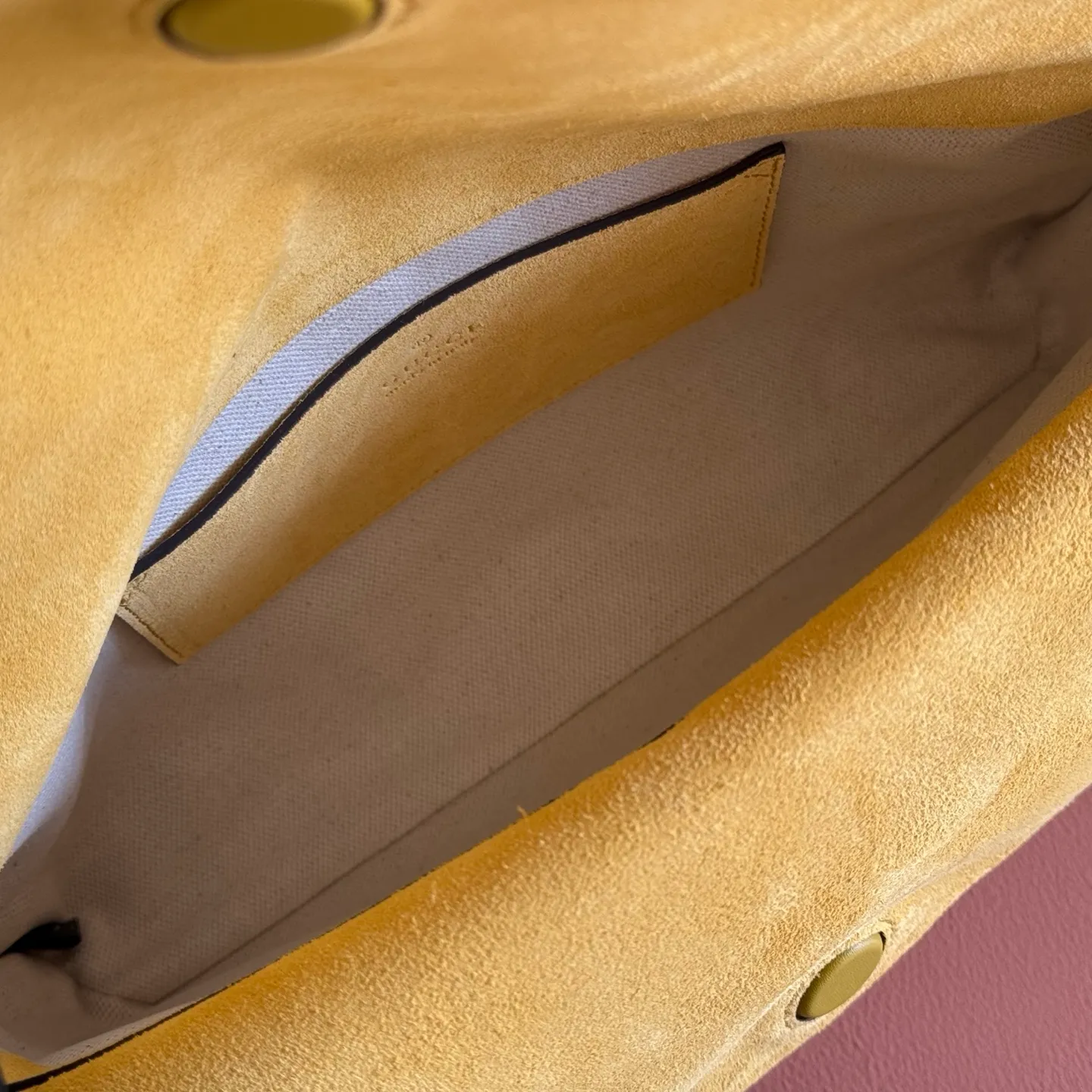 p1440💋💋💋【Original leather configuration counter complete package】This handbag combines modern silhouette and brand iconic pattern. This sleekly tailored bag features an antique-gold-tone chain with round interlocking G detailing and a 2-tiered design that offers ample interior storage space. Mustard yellow GG printed embossed suede Antique gold tone hardware Brown cotton and linen blend lining Interior: 2-level fastening, 1 open pocket Chain shoulder strap Height: 15cm; Length: 45cm Removable and adjustable leather shoulder strap (Height: 40cm - 46cm; Length: 87cm - 97cm) Magnetic snap closure Ident No.: 857622. Dimensions: 28cm (W) x 16cm (H) x 7cm (D) Weight: Approx. 0.9kg Color: Mustard Yellow/Embossed.