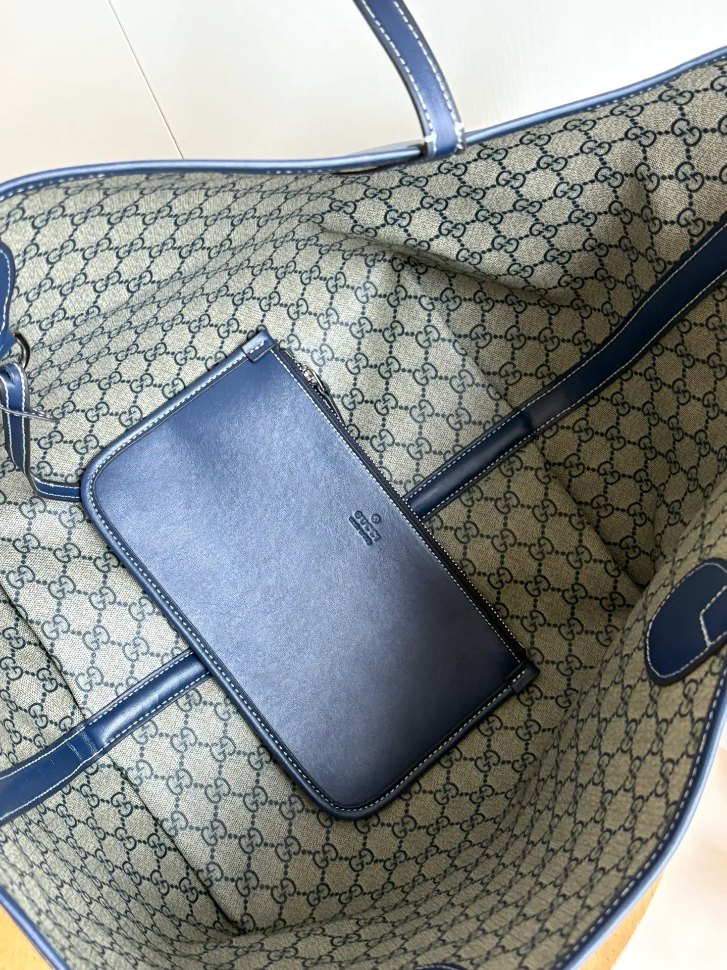 Actual shot #💰340 Model: 820481 Large Size: 30.5x 28cmx 27cm The Gucci Totissima series combines the word "tote" with the superlative word "issima" in Italian, highlighting the practical function and timeless background of this handbag. This medium tote bag comes with a removable clutch. Detachable clutch: 21.5cmx 12.5cm