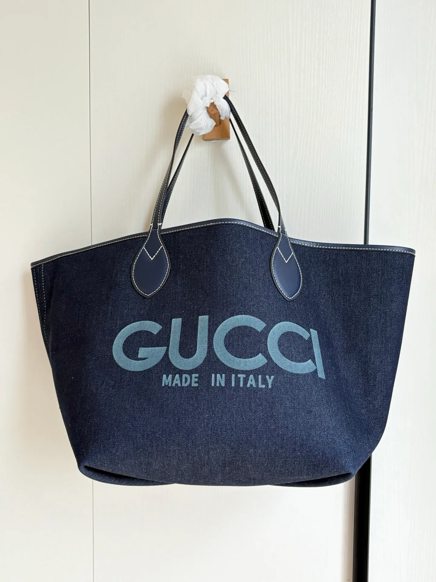 Actual shot #💰340 Model: 820481 Large Size: 30.5x 28cmx 27cm The Gucci Totissima series combines the word "tote" with the superlative word "issima" in Italian, highlighting the practical function and timeless background of this handbag. This medium tote bag comes with a removable clutch. Detachable clutch: 21.5cmx 12.5cm
