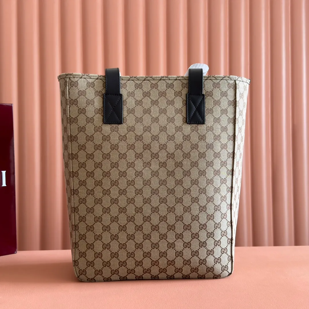 p960. Equipped with a full set of packaging at the counter [New Product] GG canvas pays homage to the brand's instantly recognizable GG monogram pattern, which is derived from the initials of the brand's founder, Mr. Guccio Gucci. This everyday tote is embellished with red and green webbing details and trimmed in dark brown leather, making it an ideal pairing choice. Beige and dark brown GG canvas, dark brown leather piping, red and green webbing details, nylon lining. Interior: 1 zipper pocket, 2 open pockets. Exterior: 1 zipper pocket. Can accommodate a laptop, an iPad, an A4 notebook and small items. Handle height: 28 cm. Zipper closure. Model: 834796. Dimensions: 32cm (width) x 36cm (height) x 12cm (depth) Weight: approximately 0.9kg Color: apricot brown/original leather. Made in Italy