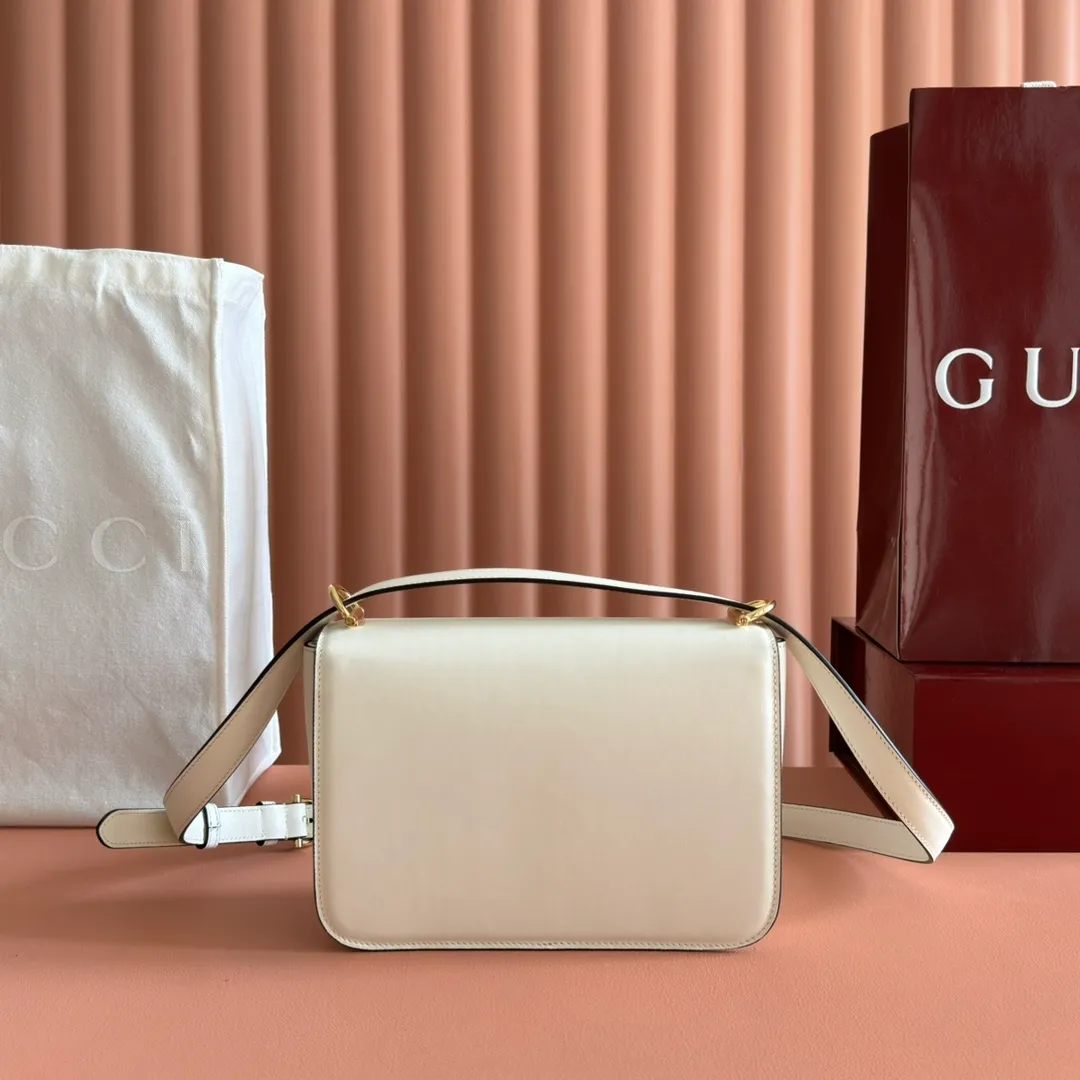 p1640. 💋💋💋【With full set of original counter packaging】2025 autumn and winter series, the Gucci Siena series small shoulder bag continues the evolution of the iconic element of Gucci's classic horsebit. Crafted from fine glossy leather, this shoulder bag has a structured shape and a half-horsebit buckle design from the 1970s. Finished with gold-tone hardware, the interior is lined with three levels of gusseting and a zipped pocket. Black fine glossy leather Gold-tone hardware Black leather lining Interior: 3-level fastening and 1 zipped pocket Shoulder straps: Height: 23cm – 25cm; Length: 127cm Half-horsebit snap fastener Ident: 846705. Dimensions: 22.5cm (width) x 14cm (height) x 8cm (depth) Weight: approx. 0.7kg Color: White full leather. Made in Italy