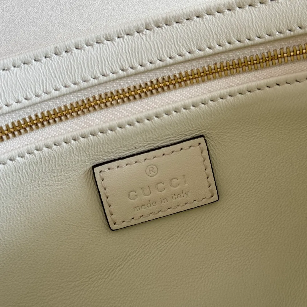 p1640. 💋💋💋【With full set of original counter packaging】2025 autumn and winter series, the Gucci Siena series small shoulder bag continues the evolution of the iconic element of Gucci's classic horsebit. Crafted from fine glossy leather, this shoulder bag has a structured shape and a half-horsebit buckle design from the 1970s. Finished with gold-tone hardware, the interior is lined with three levels of gusseting and a zipped pocket. Black fine glossy leather Gold-tone hardware Black leather lining Interior: 3-level fastening and 1 zipped pocket Shoulder straps: Height: 23cm – 25cm; Length: 127cm Half-horsebit snap fastener Ident: 846705. Dimensions: 22.5cm (width) x 14cm (height) x 8cm (depth) Weight: approx. 0.7kg Color: White full leather. Made in Italy