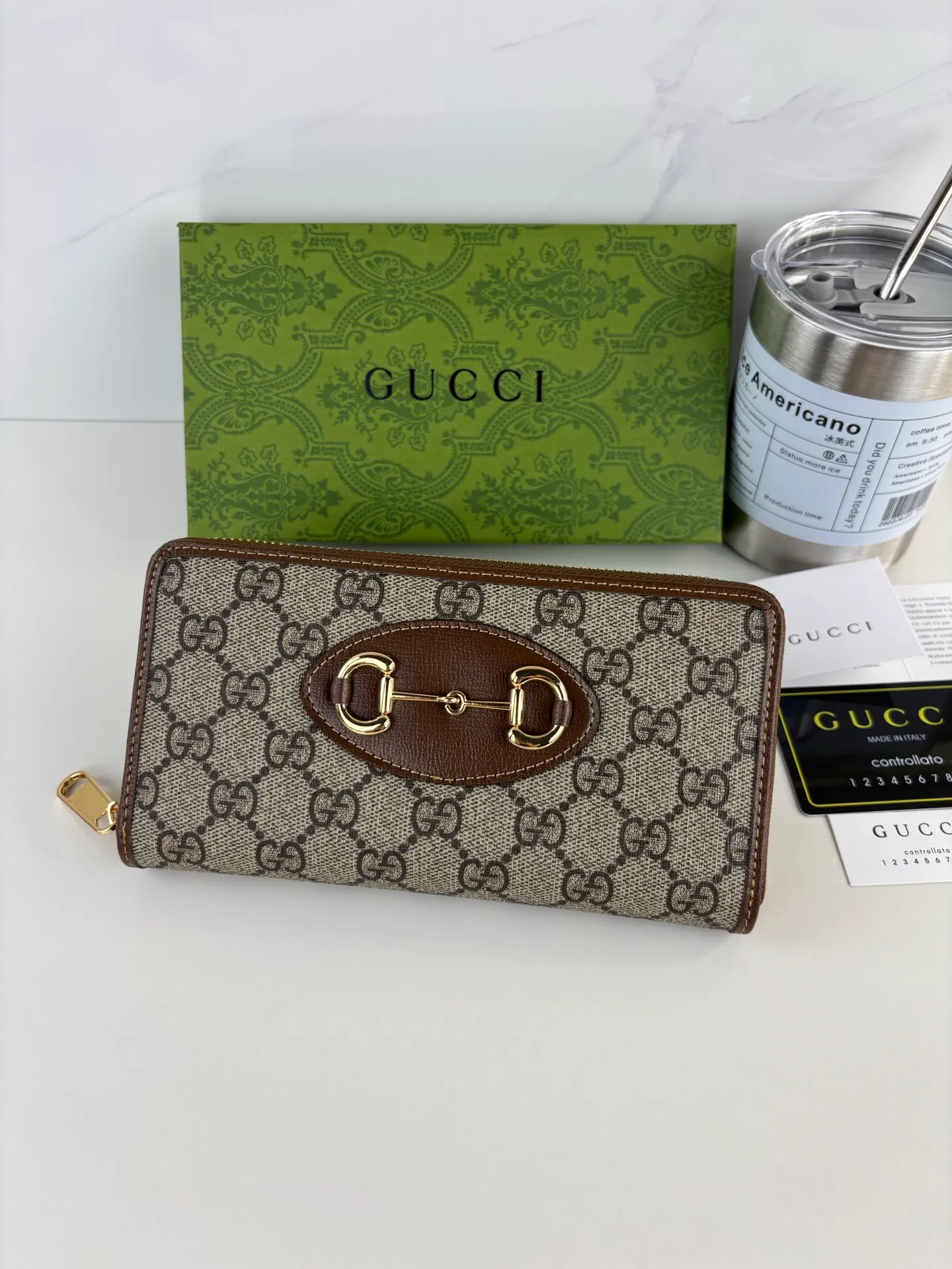 💰170 GUCCl The newly launched Gucci 1955 horsebit card holder is made of GG Supreme high-grade artificial canvas and brown leather. This series adopts the double ring and long strip design that is in line with the handbag. This detail is inspired by the equestrian origin of the brand. It is one of Gucci's classic heritage and one of the brand's most representative symbolic elements. Style number: 621889 Size: 19.5cm x 10cm x 3cm Color: Brown