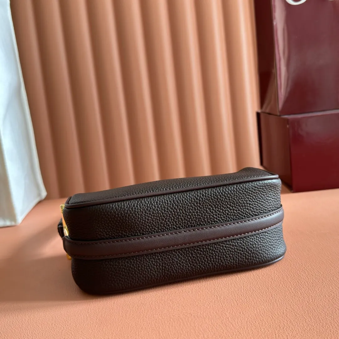 p1060💋💋💋【With full set of original counter packaging】The brand interprets iconic elements from a contemporary perspective and re-presents the Gucci half-horse bit design. It uses soft cow leather that fits the body shape to inject new style into classic accessories. This mini bag is crafted from soft grained leather and features a half horsebit detail on the side. Green grained soft leather. Light gold tone hardware. Tonal cotton and linen blend lining. Half horsebit buckle. Calf leather shoulder strap (23cm high). Zip closure. Ident.: 860784. Dimensions: 19cm (width) x 19.5cm (height) x 9cm (depth) Weight: approximately 272g Color: brown/full leather.
