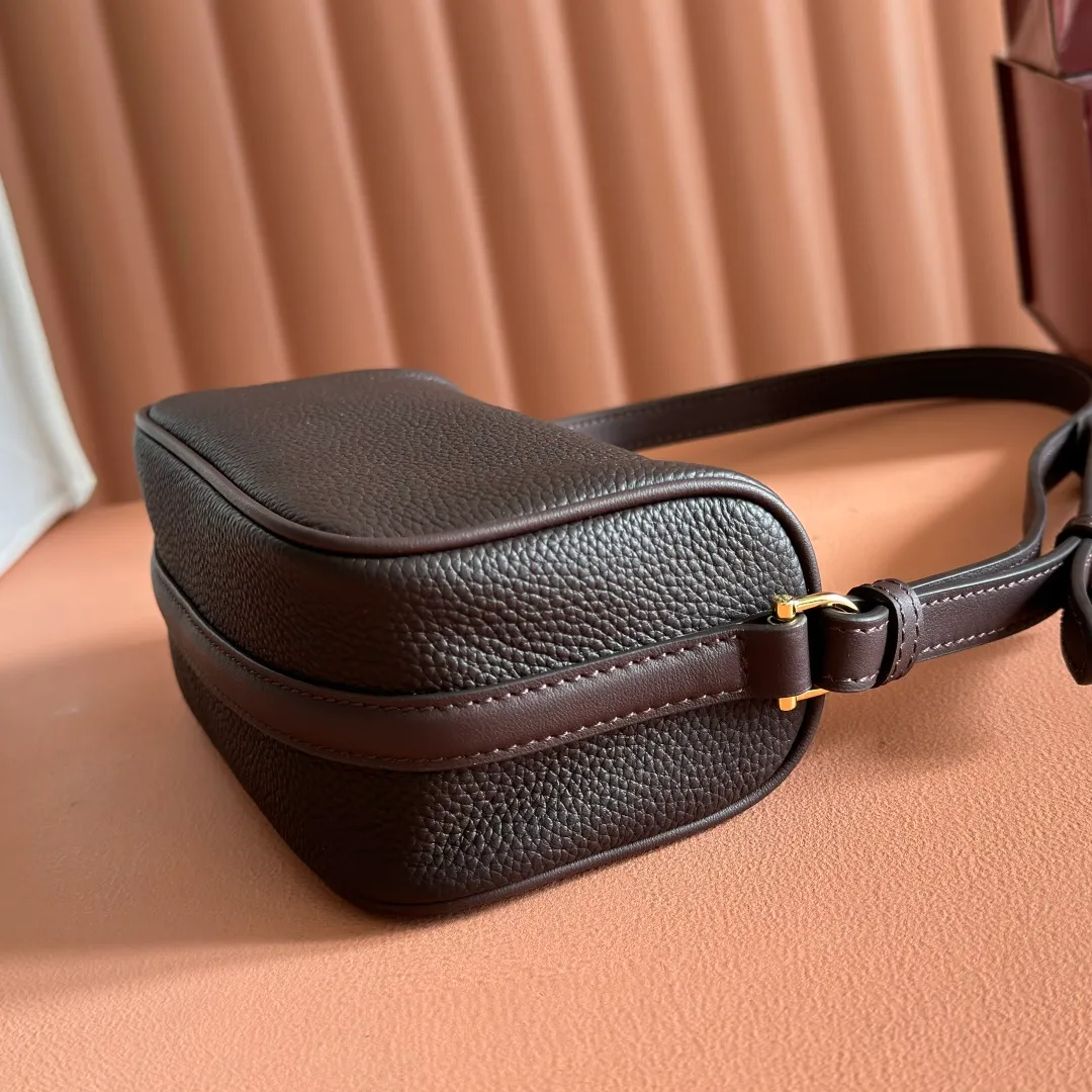 p1060💋💋💋【With full set of original counter packaging】The brand interprets iconic elements from a contemporary perspective and re-presents the Gucci half-horse bit design. It uses soft cow leather that fits the body shape to inject new style into classic accessories. This mini bag is crafted from soft grained leather and features a half horsebit detail on the side. Green grained soft leather. Light gold tone hardware. Tonal cotton and linen blend lining. Half horsebit buckle. Calf leather shoulder strap (23cm high). Zip closure. Ident.: 860784. Dimensions: 19cm (width) x 19.5cm (height) x 9cm (depth) Weight: approximately 272g Color: brown/full leather.