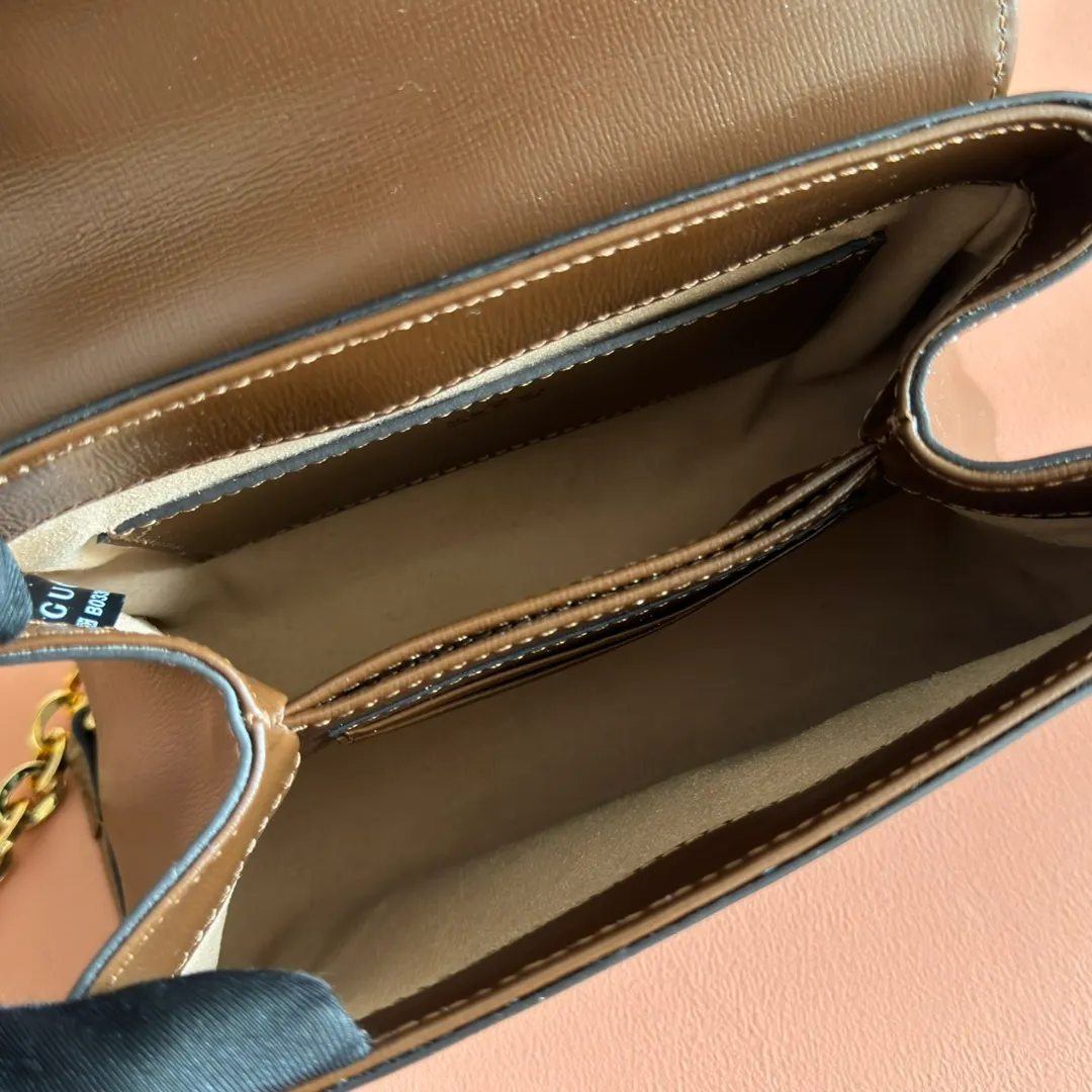 p1480. 📣📣📣【Original leather accessories🌈Full set of counter packaging】🔥🔥Introduction: The 1955 new fashion series tells moving stories with colors. Supreme is a representative fabric of the brand, inspired by archive designs from the 1930s. The classic brown and ebony designs have been reinterpreted to convey the brand's timeless design essence. This pattern has also become the iconic highlight of this 1955 series mini shoulder bag. The material is made of counter-quality PVC material with high-density webbing, and high-end smooth vintage bronze hardware on the market. Model: 703848. Dimensions: 22x16x10.5cm.
