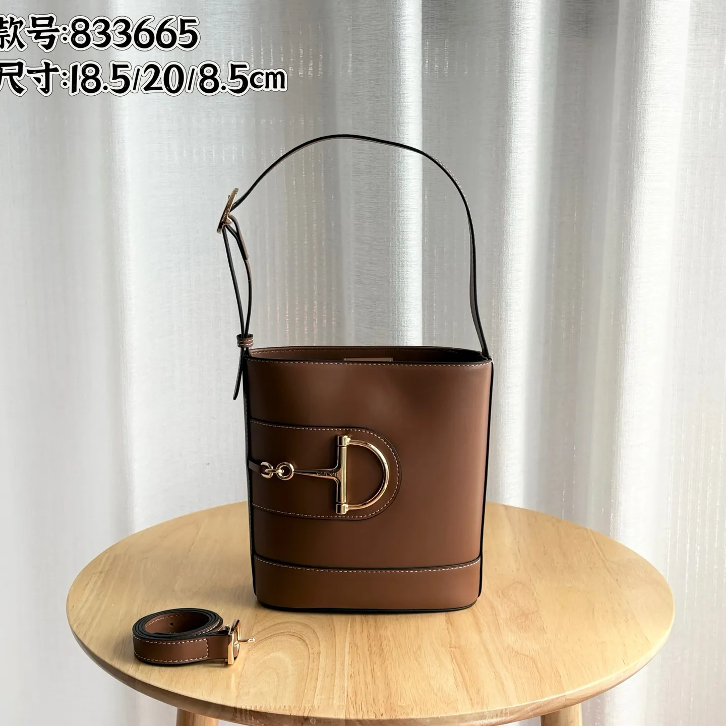 Actual shot #💰300 Style number: 833665 Size: 18.5x20x8.5cm In the 2025 spring and summer series, Gucci 73 series takes creative inspiration from a collection bucket bag launched in the same year as its series name. This bag uses a modern aesthetic to interpret the horsebit-shaped accessories. It can be worn cross-body, on the shoulder, or as a handbag.