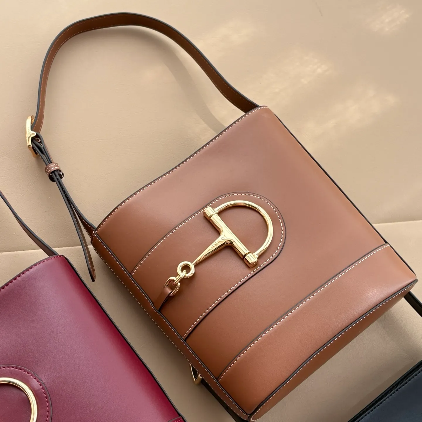Actual shot #💰300 Style number: 833665 Size: 18.5x20x8.5cm In the 2025 spring and summer series, Gucci 73 series takes creative inspiration from a collection bucket bag launched in the same year as its series name. This bag uses a modern aesthetic to interpret the horsebit-shaped accessories. It can be worn cross-body, on the shoulder, or as a handbag.