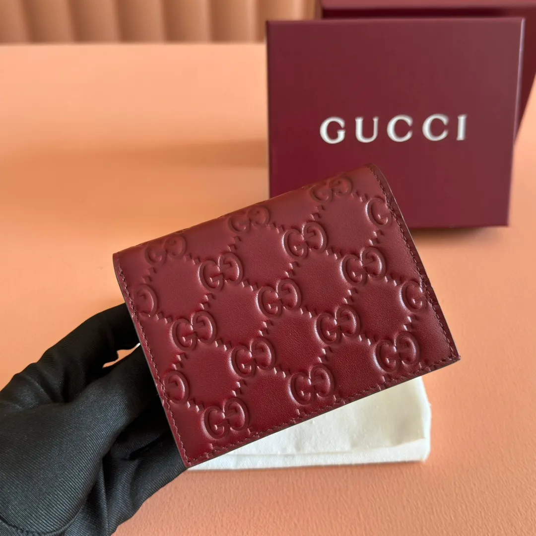 p420. 💋💋💋"With full set of original counter packaging"💕2025 autumn and winter series, GG Emblem series reinterprets the brand's timeless elegance and exquisite craftsmanship. This small wallet features five card compartments, an open pocket, a zip pocket and a bill compartment for added functionality. Gucci Rosso Ancora GG printed embossed cow leather Gold tone accessories The handbag pictured is sold separately and does not come with the bag charms. Five card compartments, one open pocket, one zip pocket and one bill compartment Button closure Ident No.: 847207. Dimensions when closed: 11cm (W) x 8.5cm (H) x 3cm (D); Dimensions when open: 11cm (W) x 17.5cm (H) Weight: approx. 0.13kg Color: Embossed Anchor Red. Made in Italy