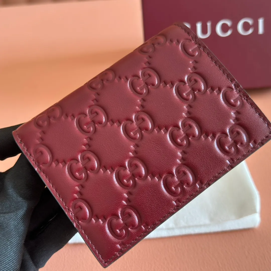 p420. 💋💋💋"With full set of original counter packaging"💕2025 autumn and winter series, GG Emblem series reinterprets the brand's timeless elegance and exquisite craftsmanship. This small wallet features five card compartments, an open pocket, a zip pocket and a bill compartment for added functionality. Gucci Rosso Ancora GG printed embossed cow leather Gold tone accessories The handbag pictured is sold separately and does not come with the bag charms. Five card compartments, one open pocket, one zip pocket and one bill compartment Button closure Ident No.: 847207. Dimensions when closed: 11cm (W) x 8.5cm (H) x 3cm (D); Dimensions when open: 11cm (W) x 17.5cm (H) Weight: approx. 0.13kg Color: Embossed Anchor Red. Made in Italy