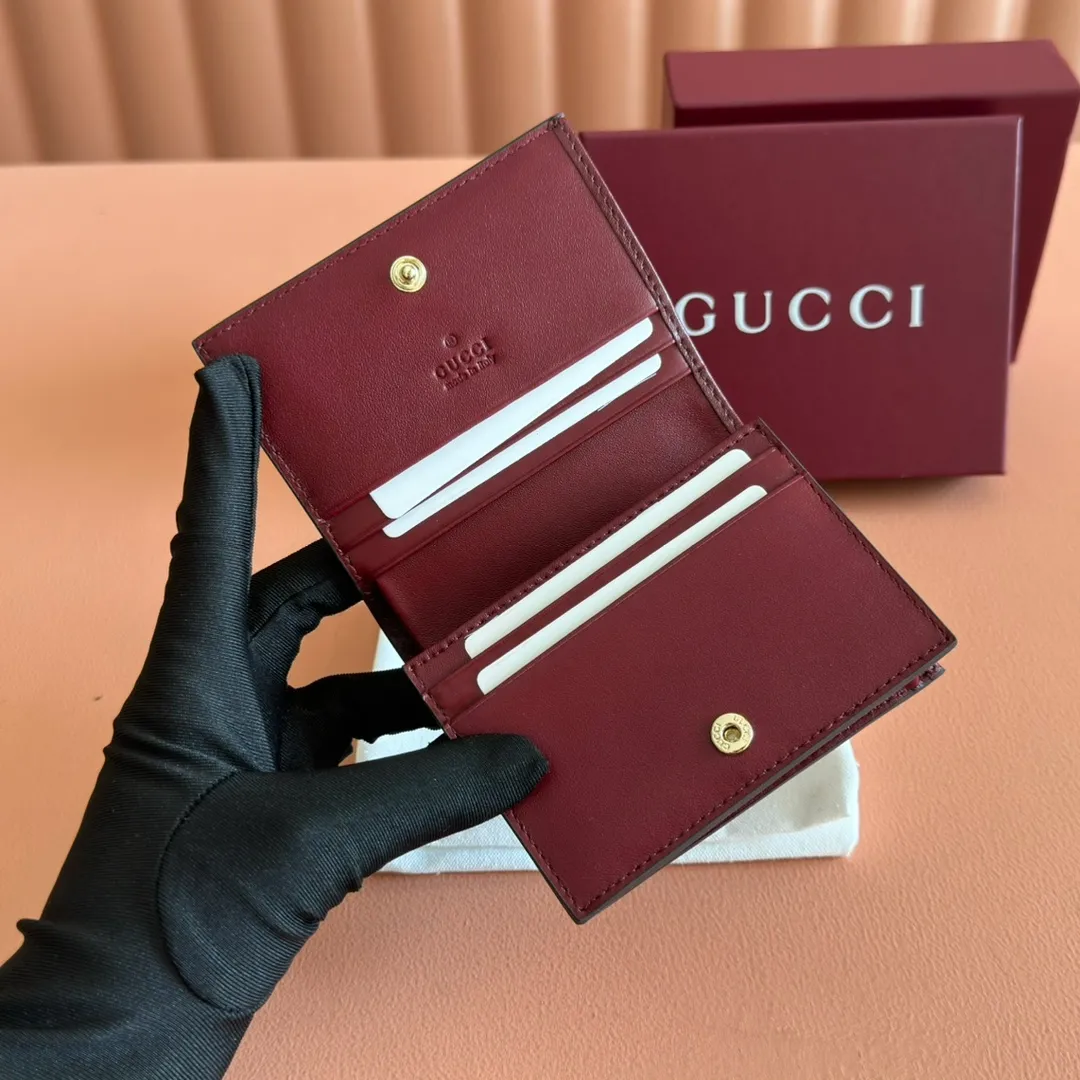 p420. 💋💋💋"With full set of original counter packaging"💕2025 autumn and winter series, GG Emblem series reinterprets the brand's timeless elegance and exquisite craftsmanship. This small wallet features five card compartments, an open pocket, a zip pocket and a bill compartment for added functionality. Gucci Rosso Ancora GG printed embossed cow leather Gold tone accessories The handbag pictured is sold separately and does not come with the bag charms. Five card compartments, one open pocket, one zip pocket and one bill compartment Button closure Ident No.: 847207. Dimensions when closed: 11cm (W) x 8.5cm (H) x 3cm (D); Dimensions when open: 11cm (W) x 17.5cm (H) Weight: approx. 0.13kg Color: Embossed Anchor Red. Made in Italy