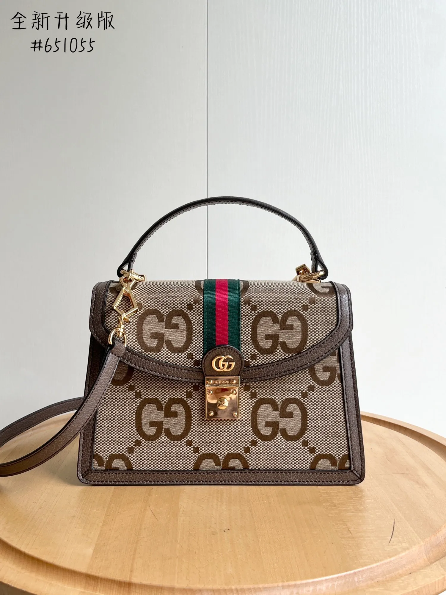 Actual shot #💰340 Style number: 651055 original leather Size: 25*17.5*7cm Gucci💝💝Ophidia series brings amazing new products every season. This handbag is one of the Epilogue series and is equipped with a detachable shoulder strap. The square retro shape combines the brand's classic striped webbing and Double G styling accessories. This accessory is inspired by the Gucci archive belt buckle design in the 1970s. It has become one of the brand's symbols after a modern aesthetic interpretation. The handbag is made of the brand's iconic Double G pattern canvas.